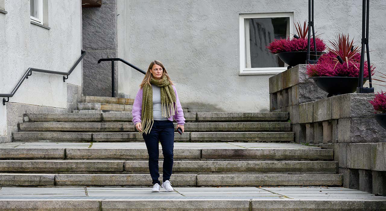 Rådgiver for velferdsteknologi i Elverum kommune, Åshild Sæther Engen, går ned trappene utenfor rådhuset i Elverum
