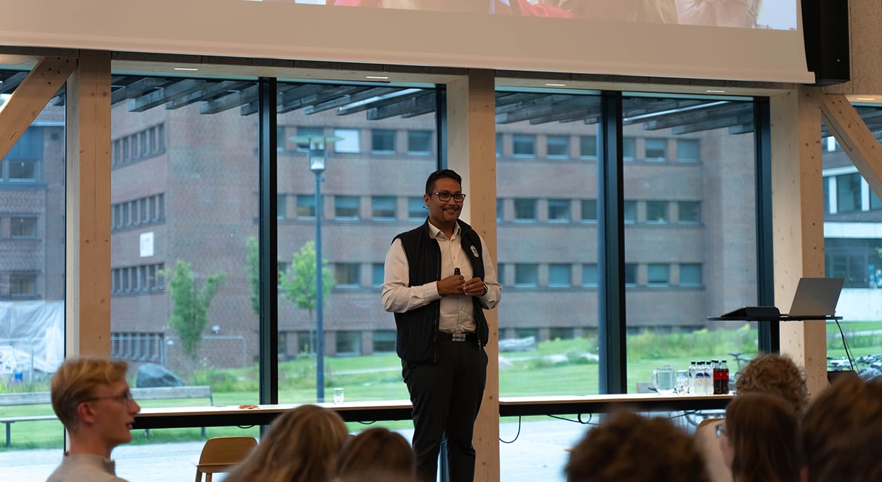 Daniel Siraj holder en presentasjon på OBOS' karrieredager og bedriftspresentasjoner.