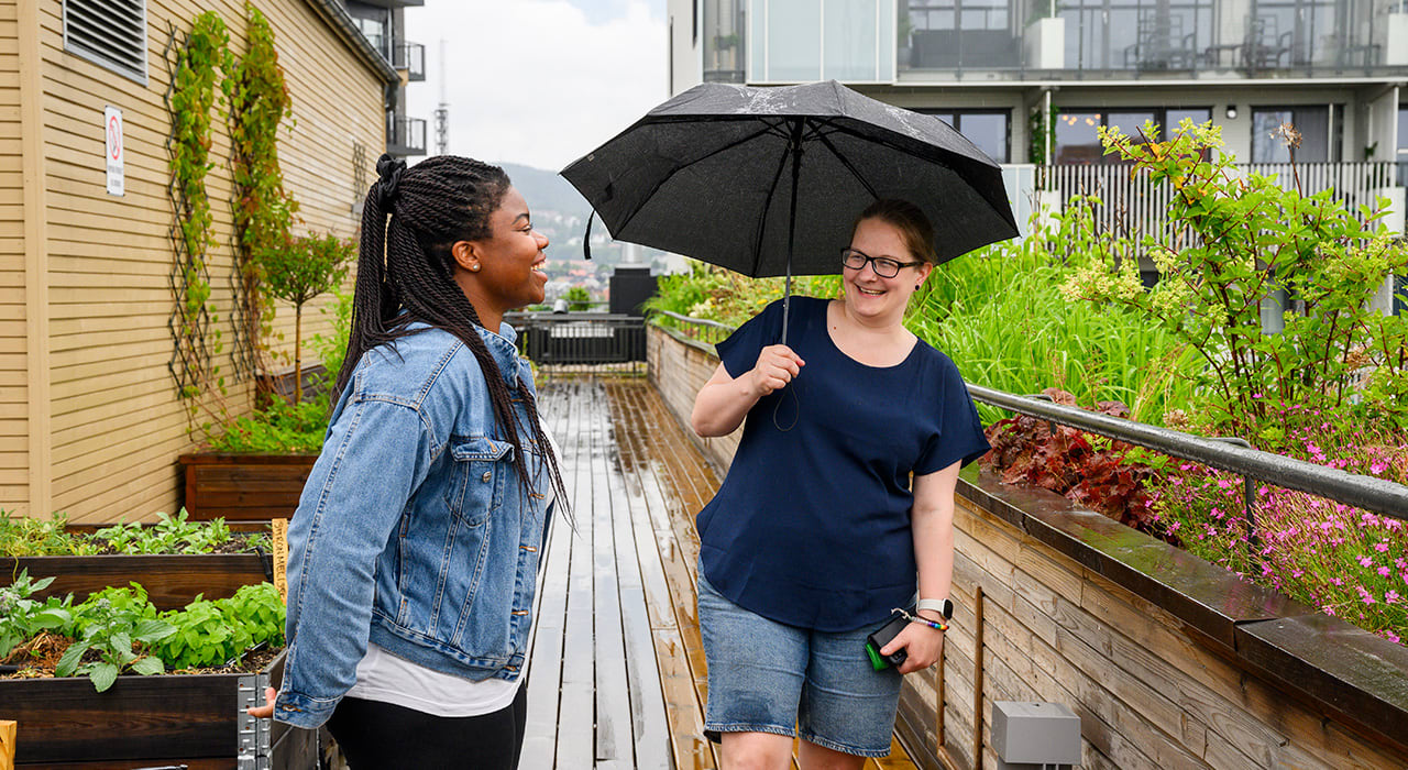 Elsie og Tina fra Ulven Park borettslag står på en av takterrassene i borettslaget.