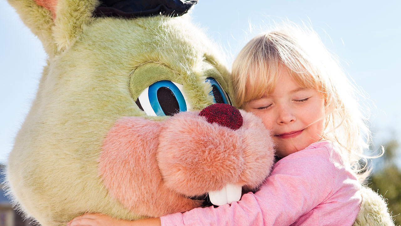 Barn som kramar kanin