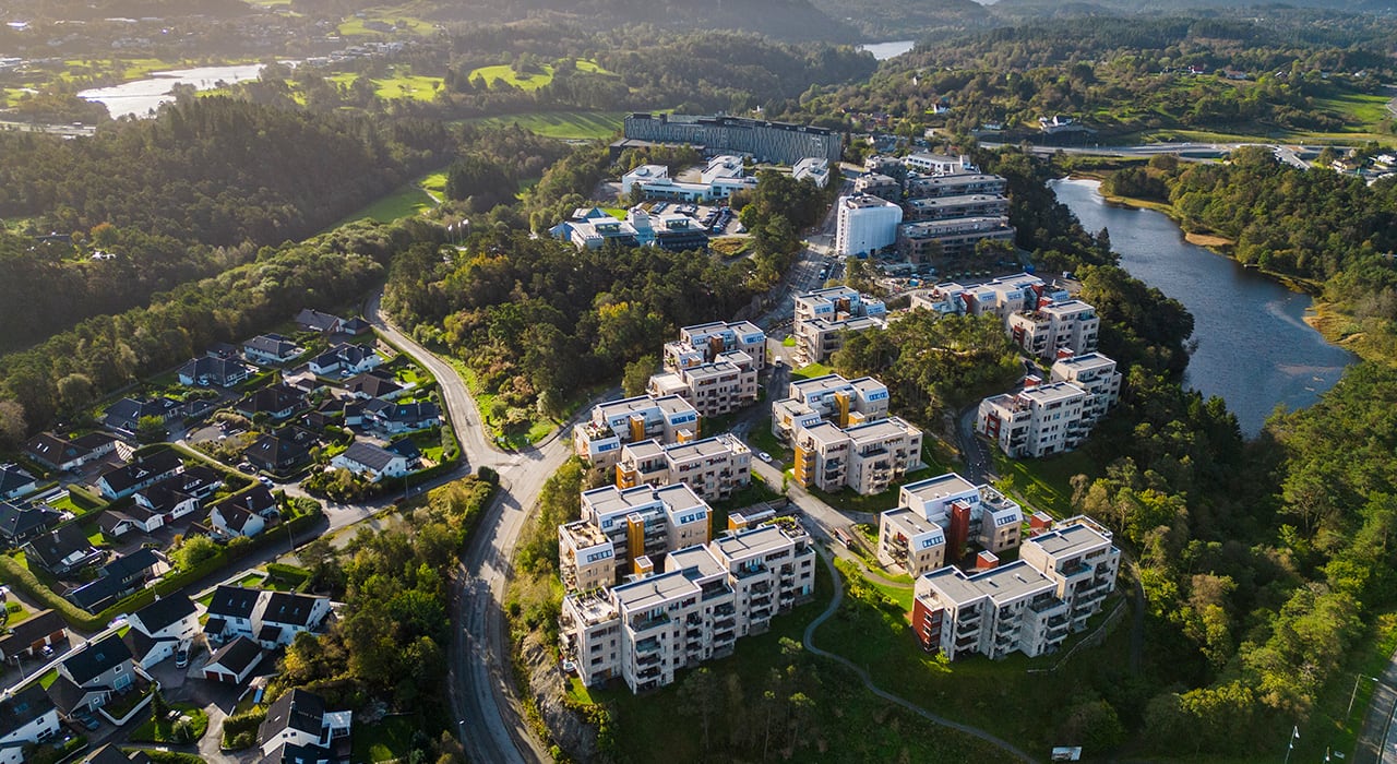 Dronefoto av et ferdigstilt boligprosjekt.