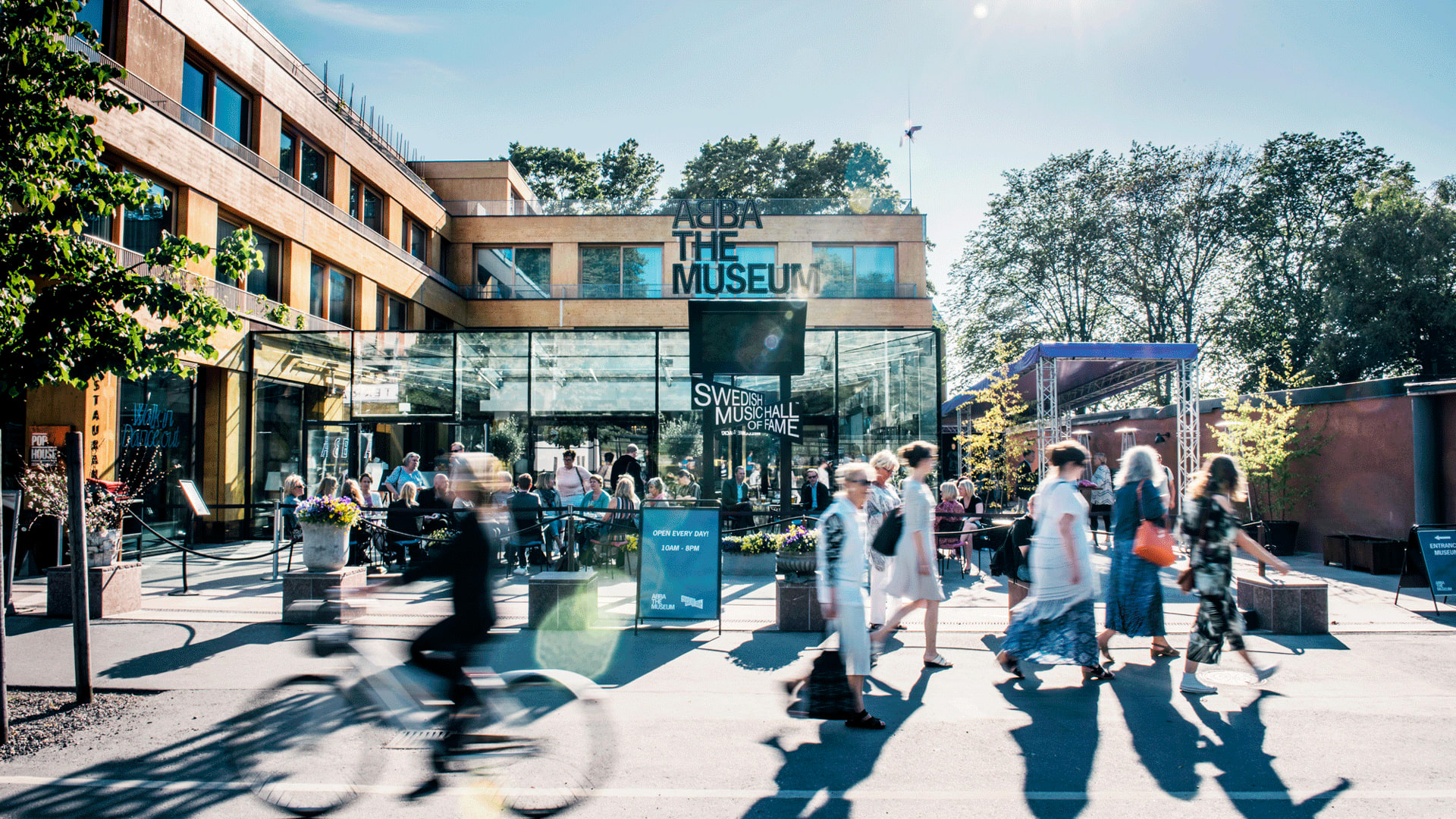 Turister utanför Abba