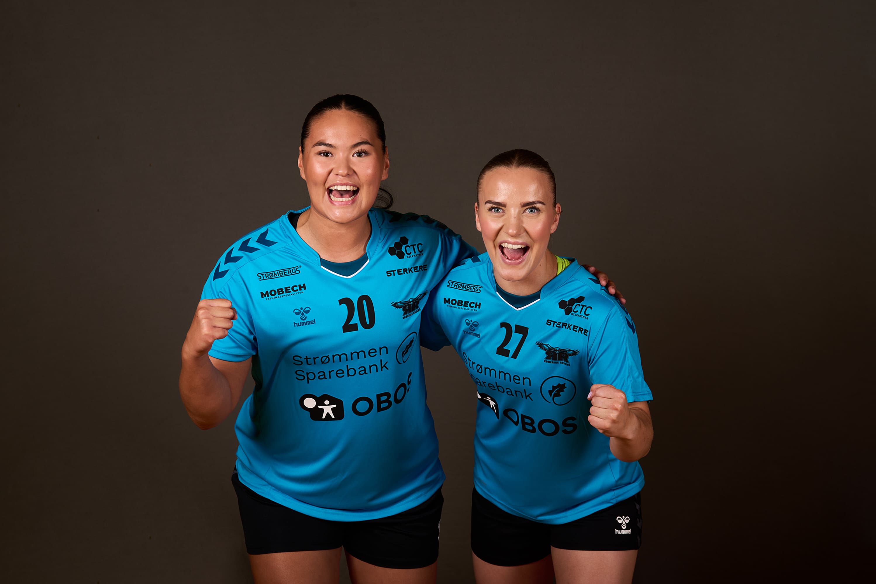 Foto av to lagspillere som smiler til kameraet.
