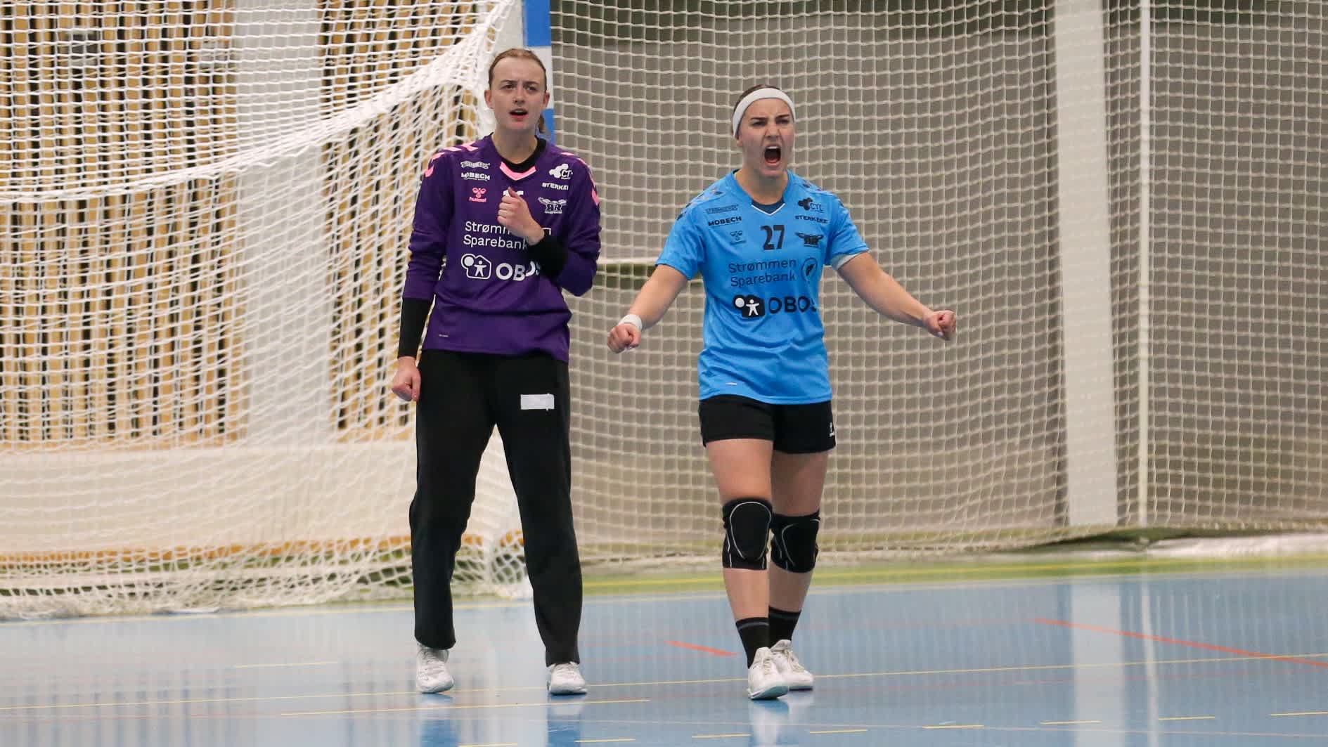Foto av en lagspiller som jubler på banen under kamp.