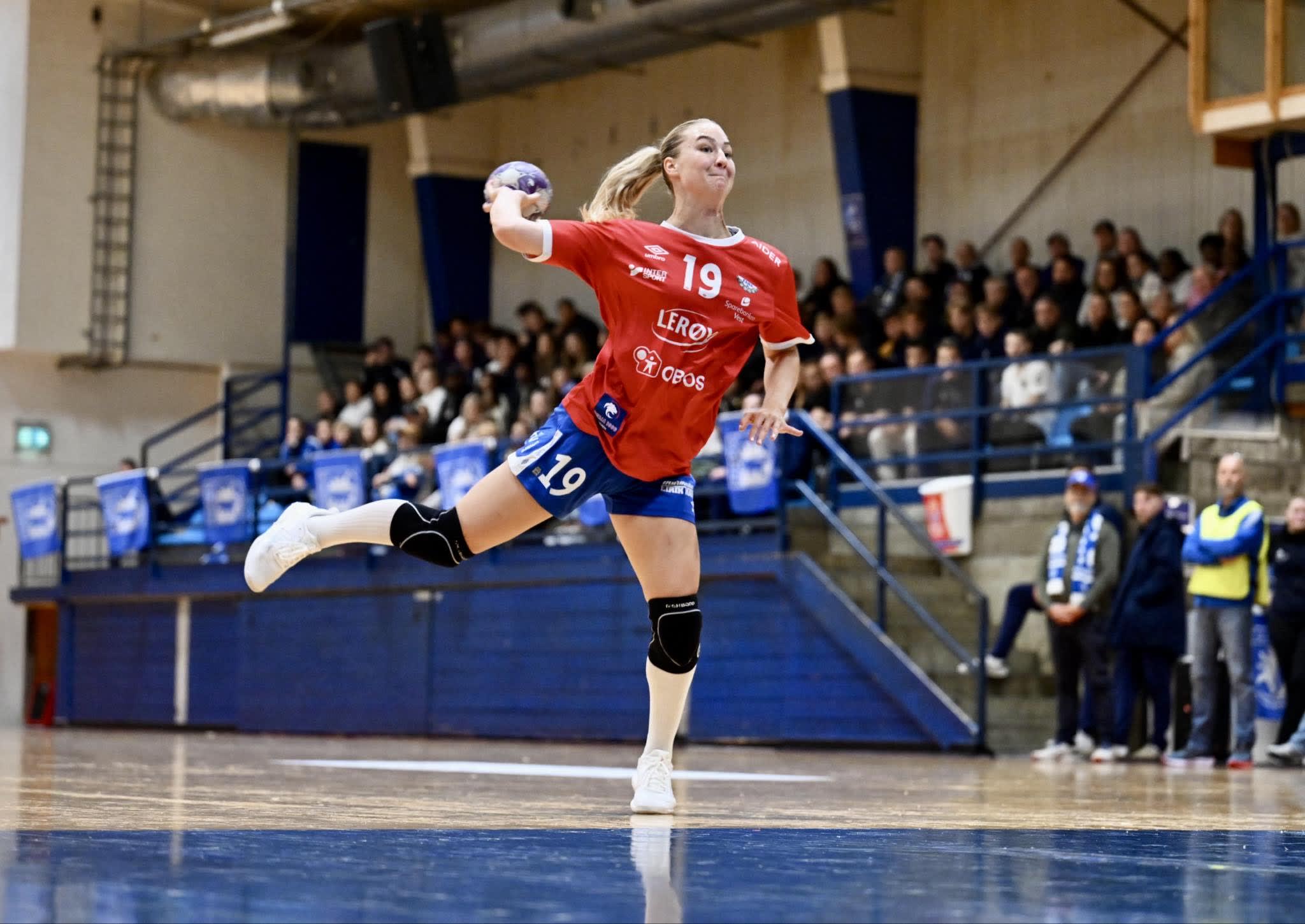 Foto av en kvinnelig spiller fra Fana Håndball som skyter mot mål.