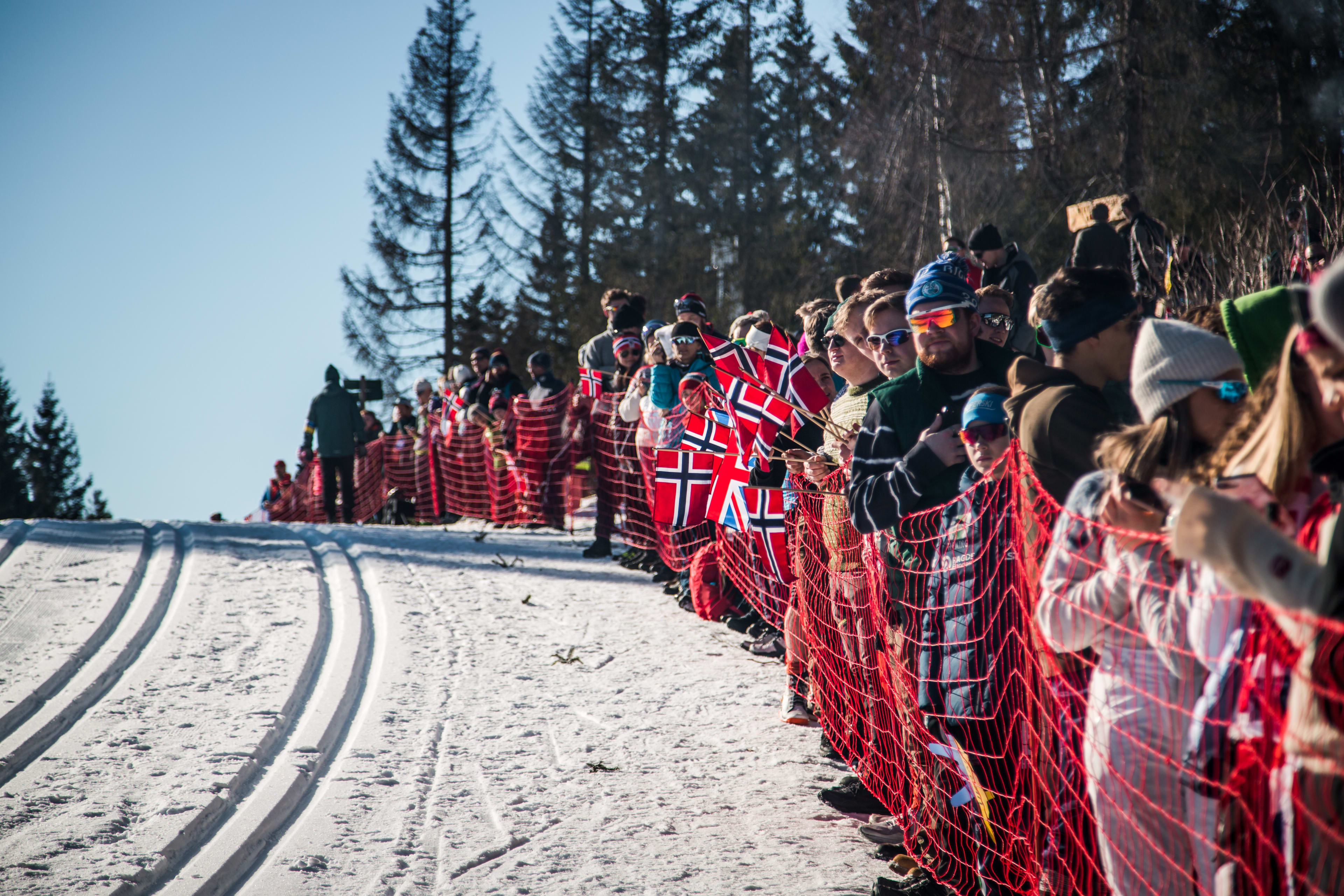 Foto av 5-mila på holmenkollen skifestival i solskinn.