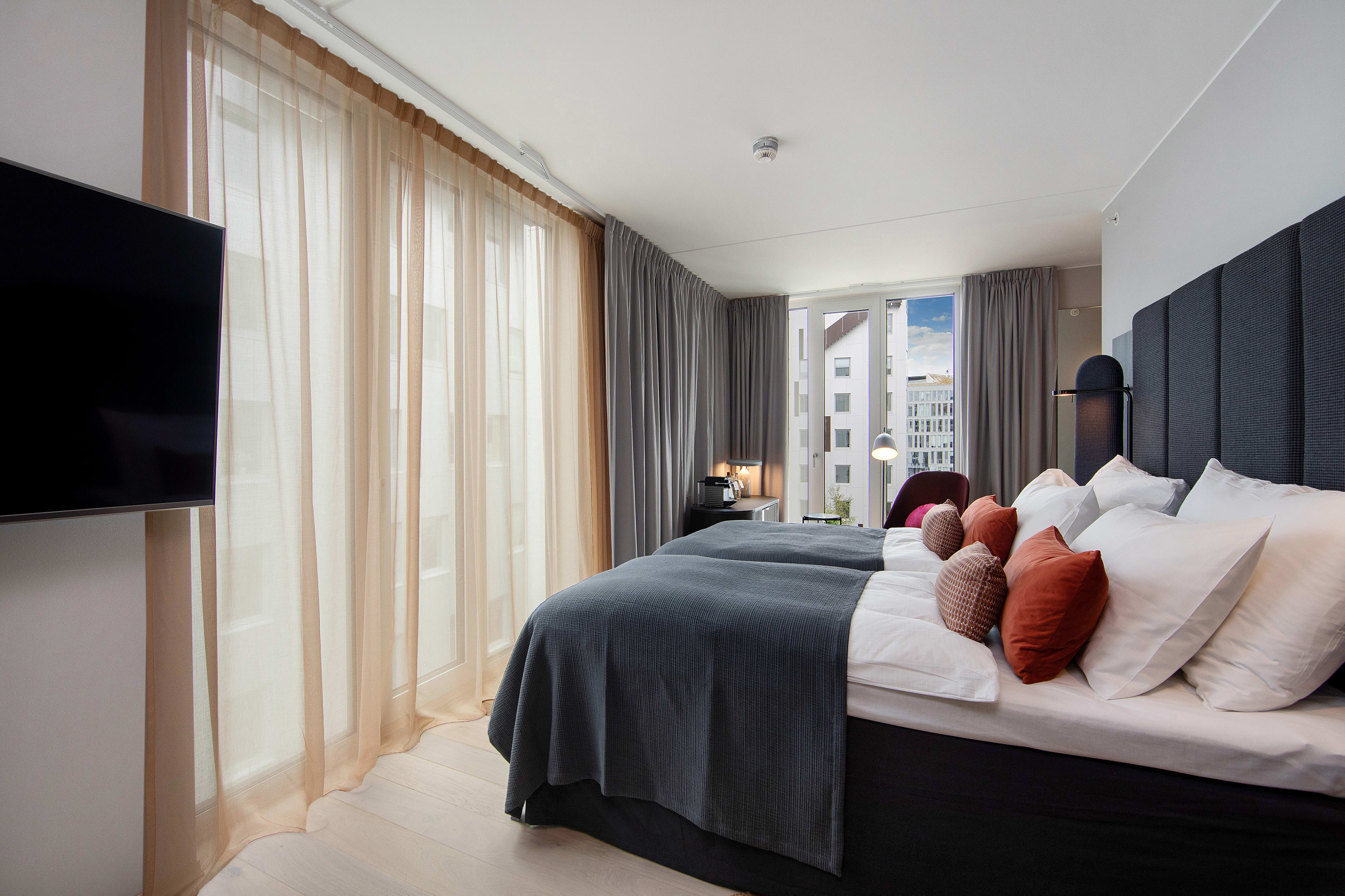 Deluxe hotellrom Clarion hotell i Oslo. En stor kingsize bed med mange ulike puter på senga.