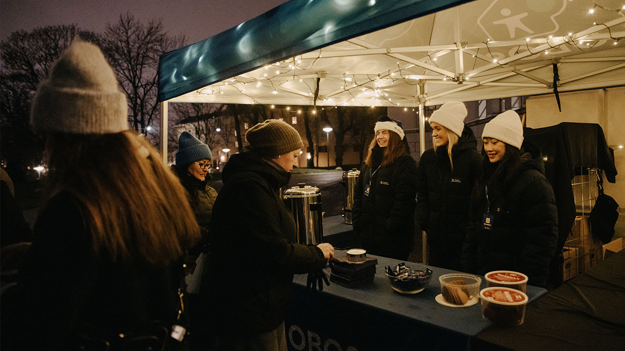 OBOS-tält där man serverar glögg och pepparkaka