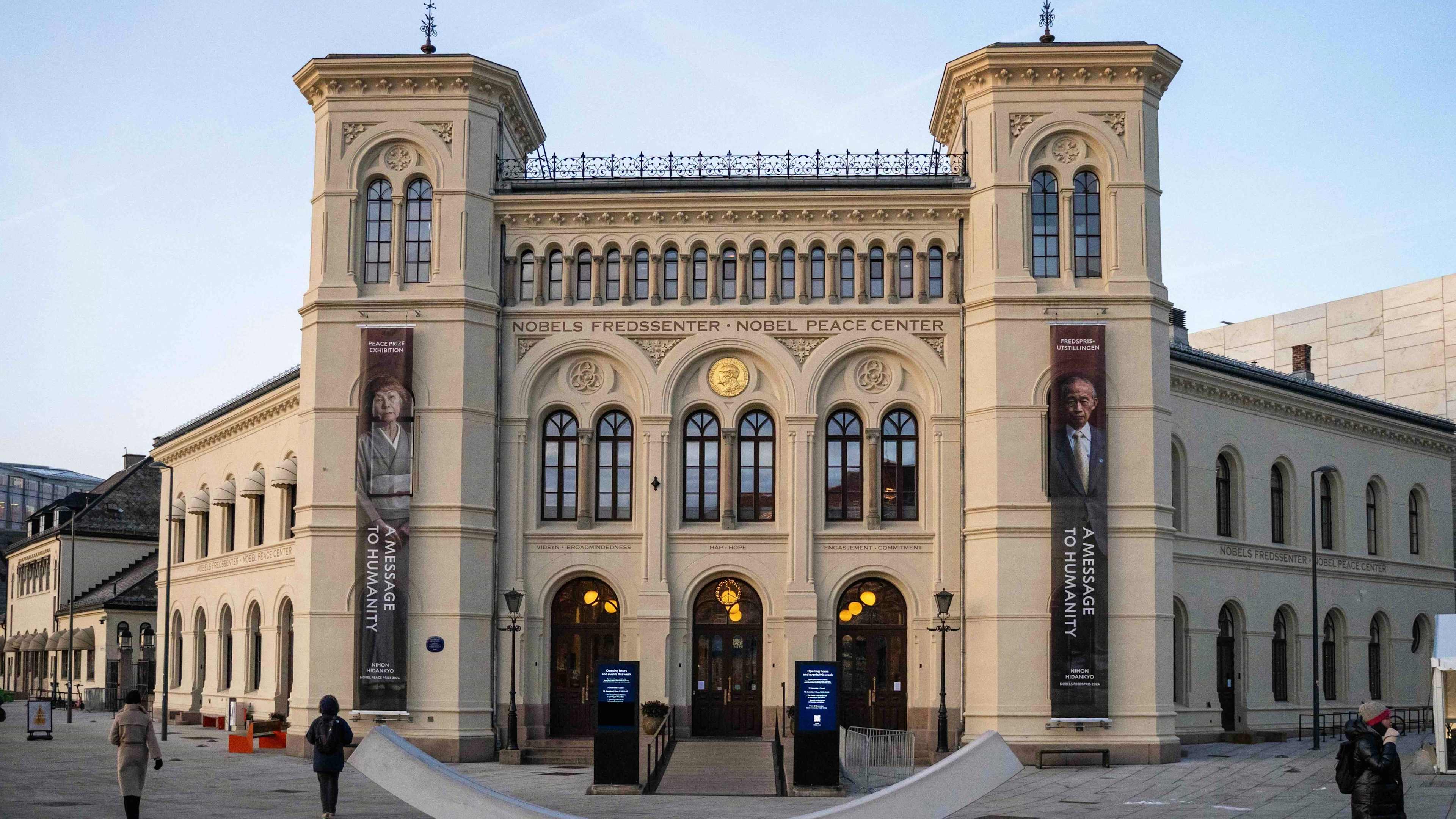 Bygget og inngangspartiet til fredssenteret