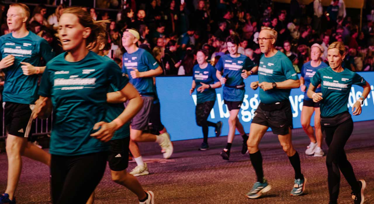 Personer som springer under Midnattsloppet