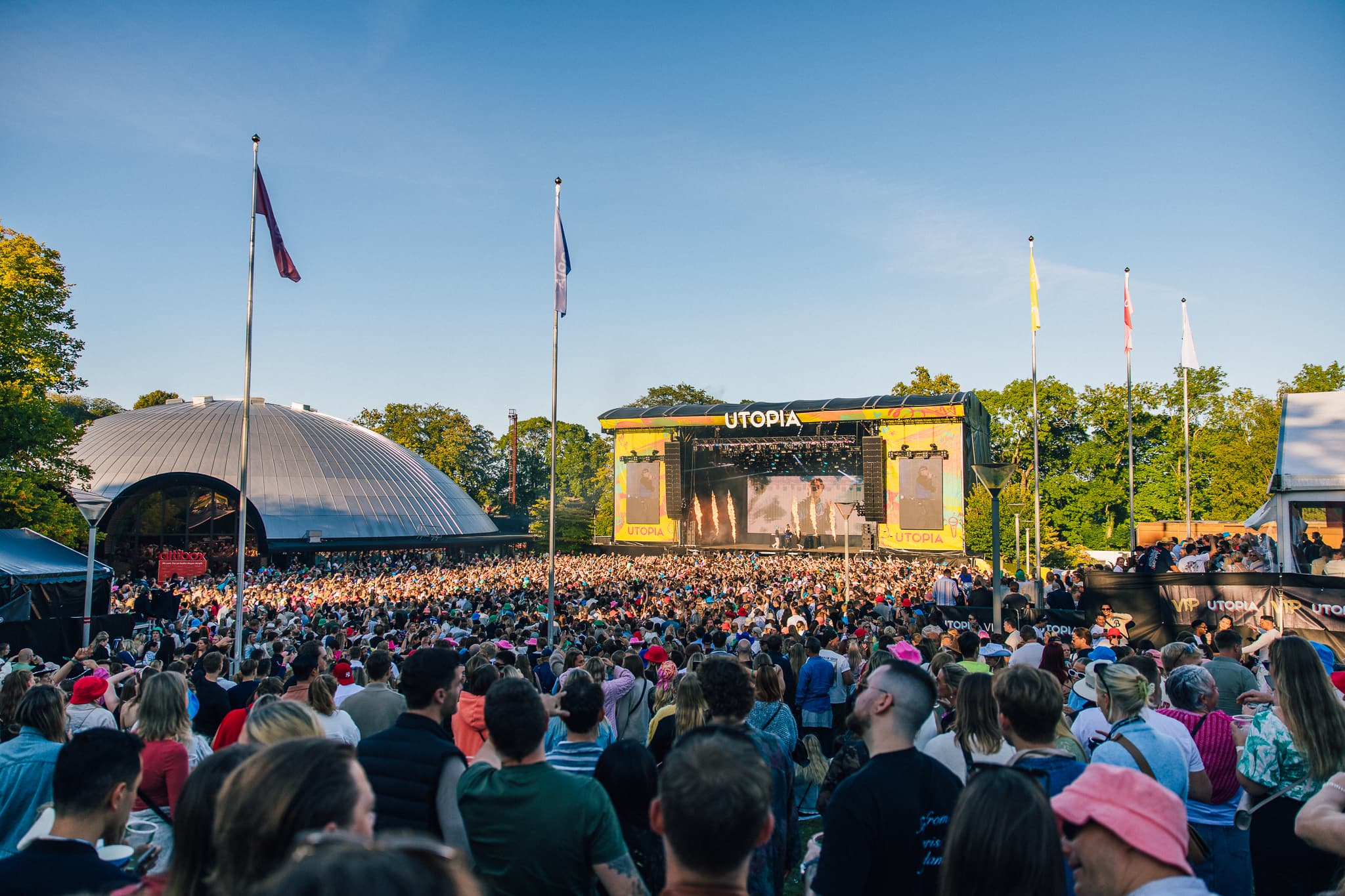 Foto av festivalområdet som lyses opp av utallige raketter mot himmelen.
