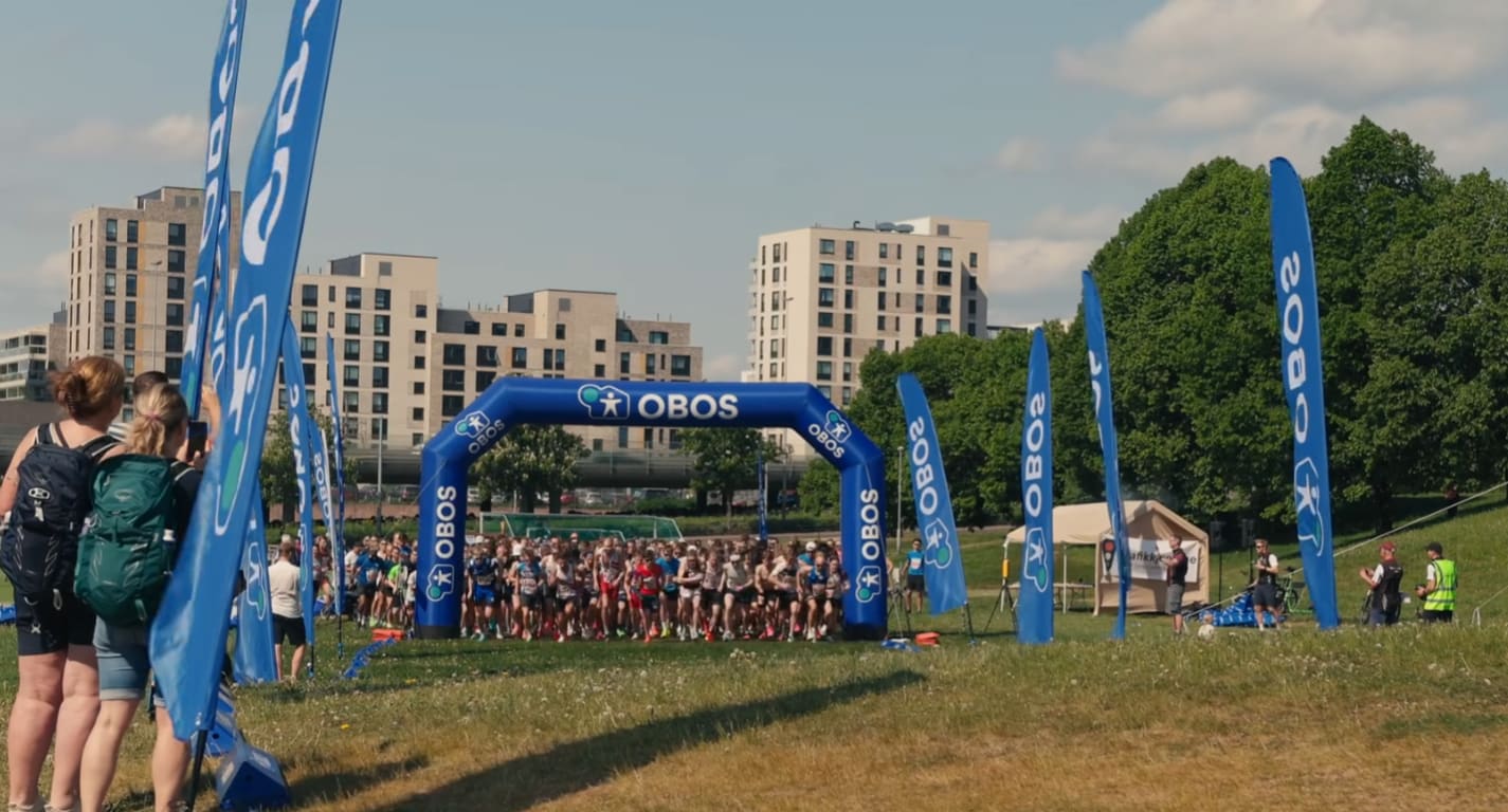 Foto av startsstreken til Grefsenkollen Opp i 2024 med OBOS-logoer rundt om kring.
