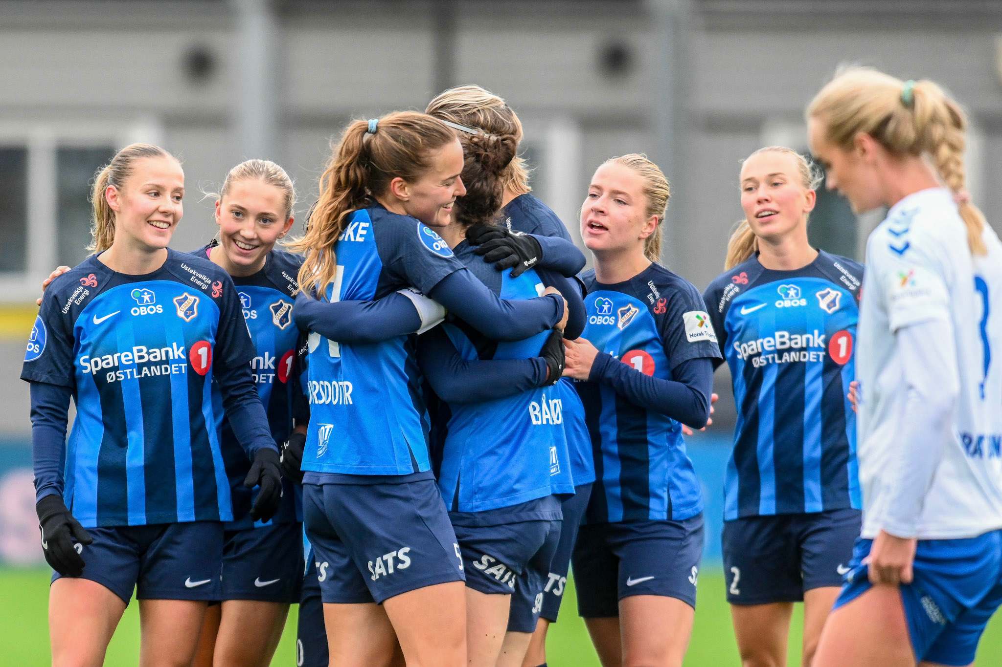 Foto av Stabæk Fotball Kvinner som klemmer hverandre etter kamp.