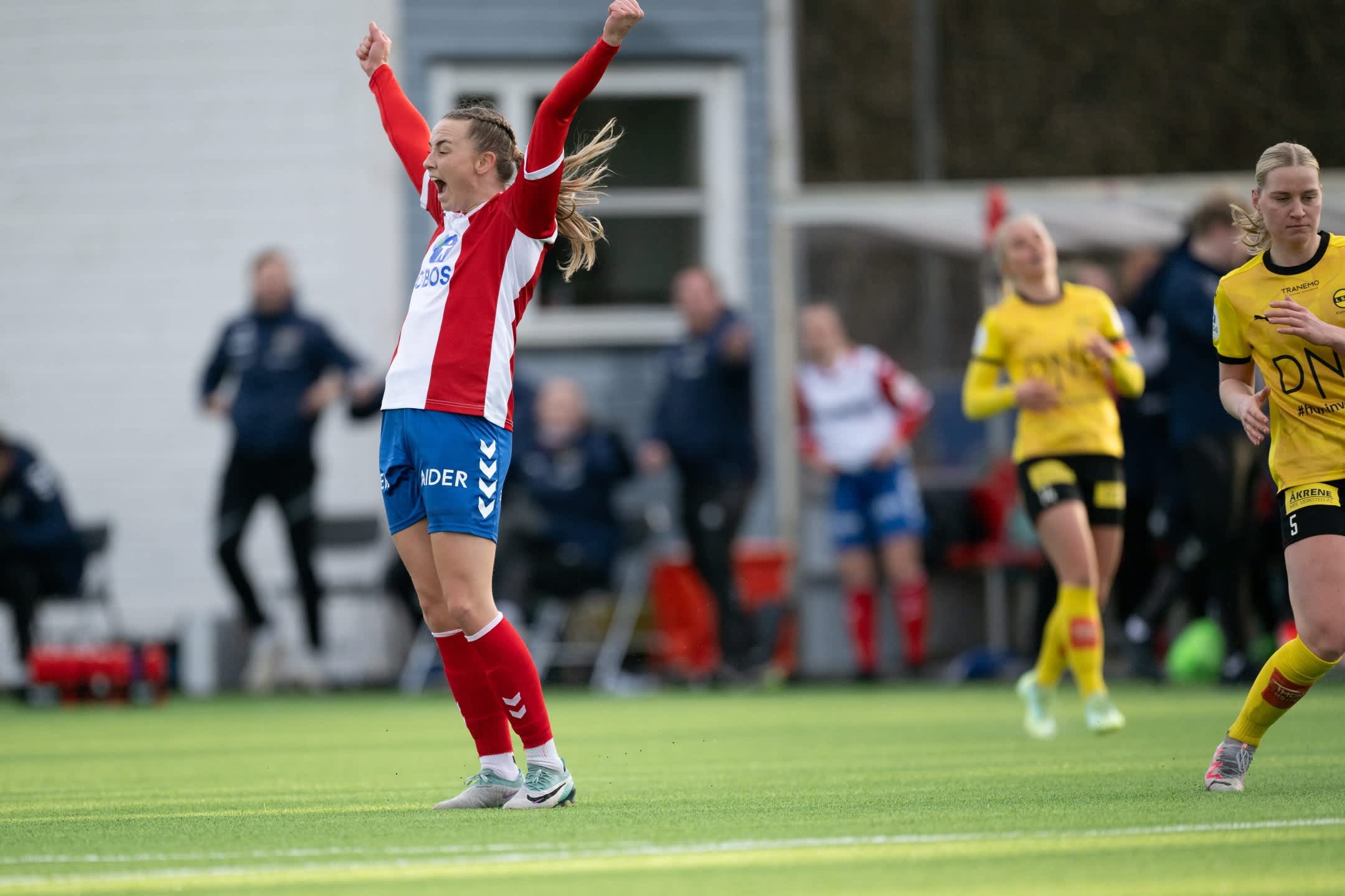 Foto av en spiller for Lyn Damer som slipper jubelen løs på fotballbanen.