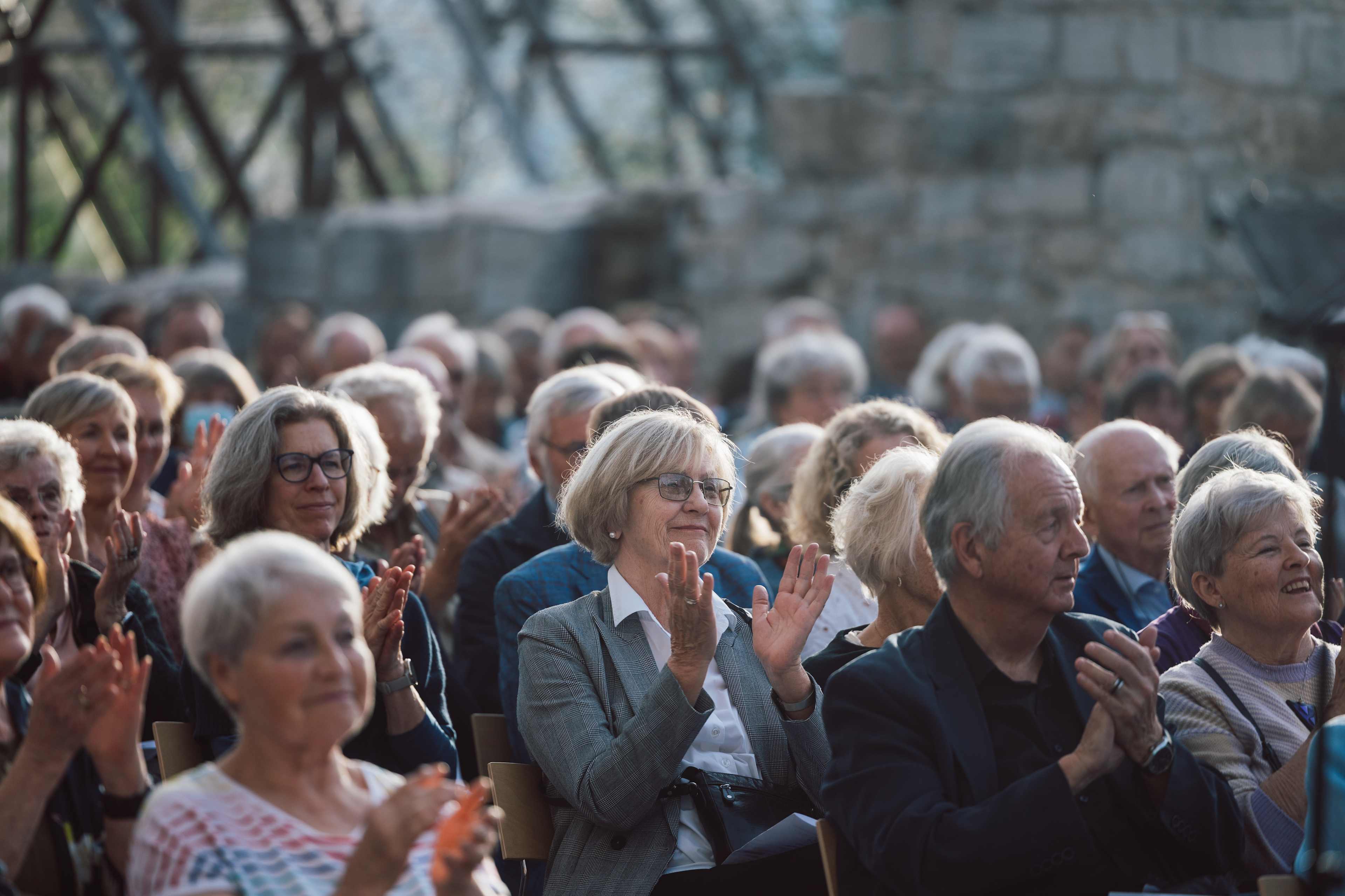 Foto av publikum som klapper og smiler under Kirsten Flagstad Festival.