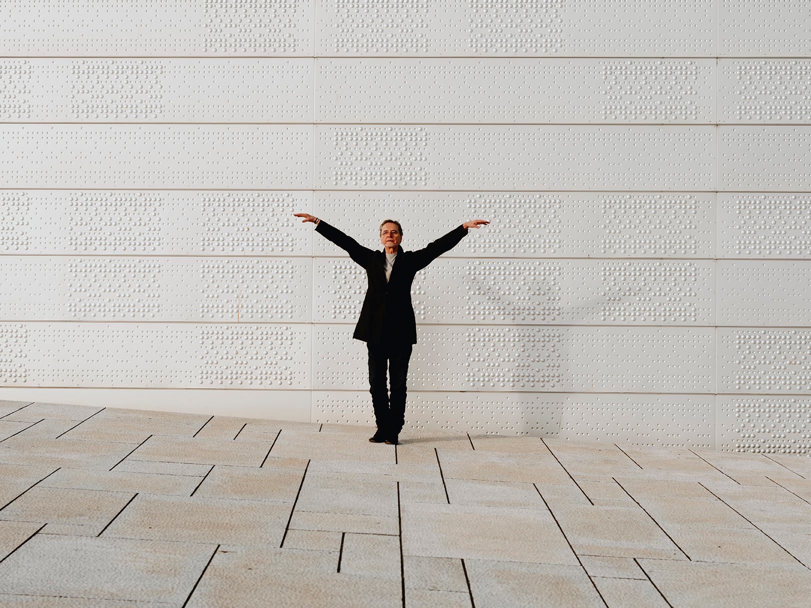 Foto av Kylian ved Den Norske Opera & Ballett som poserer som en fugl.