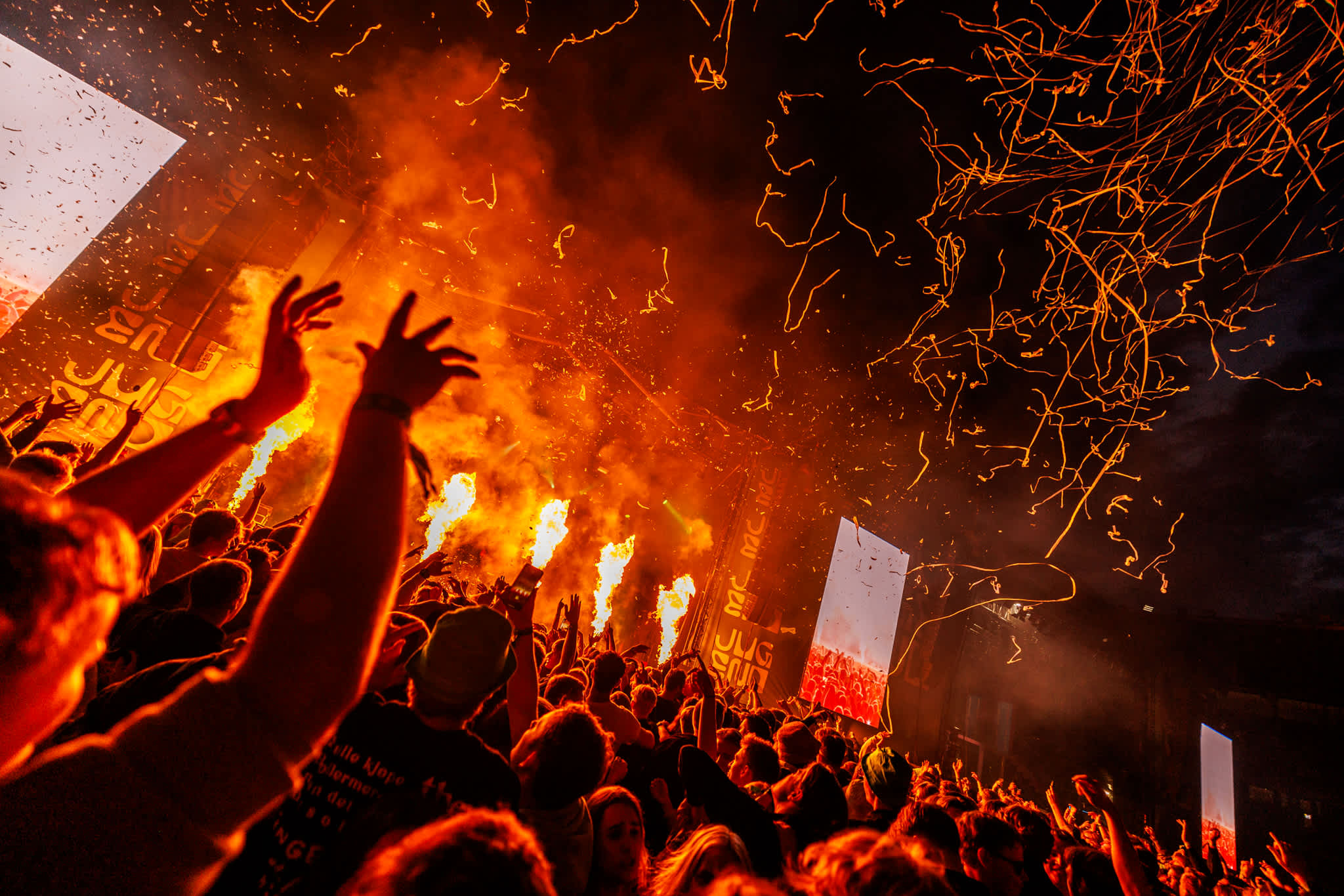 Stemningsbilde fra publikum under Jugend festivalen med henda i været.