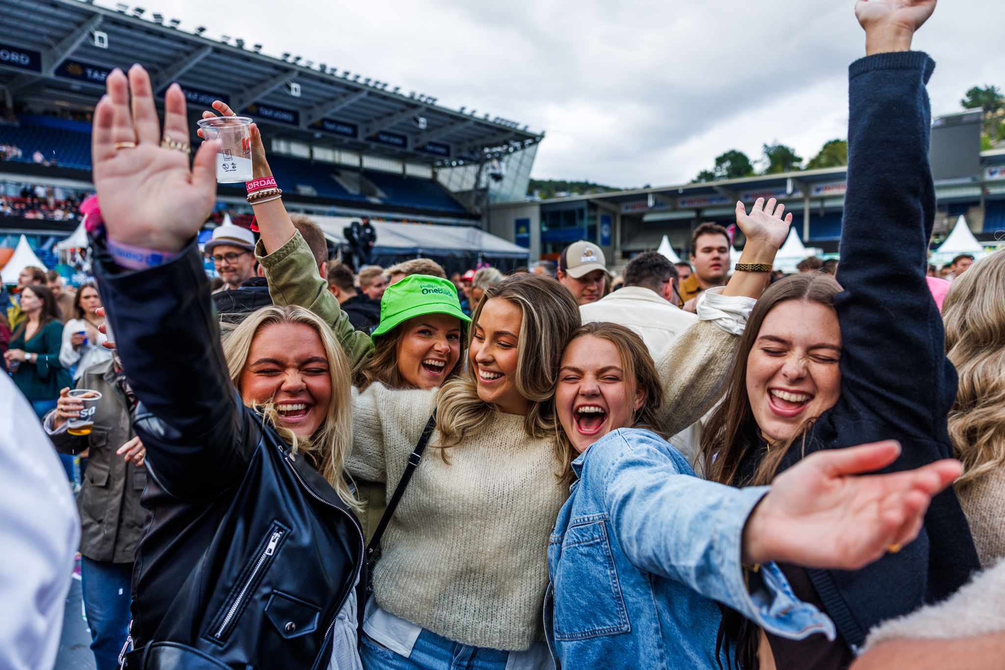 Foto av publikum som jubler til kameraet under Jugend festivalen.