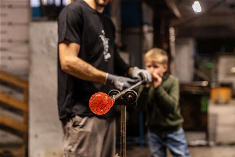 Liten gutt som blåser glass på Hadeland Glassverk.