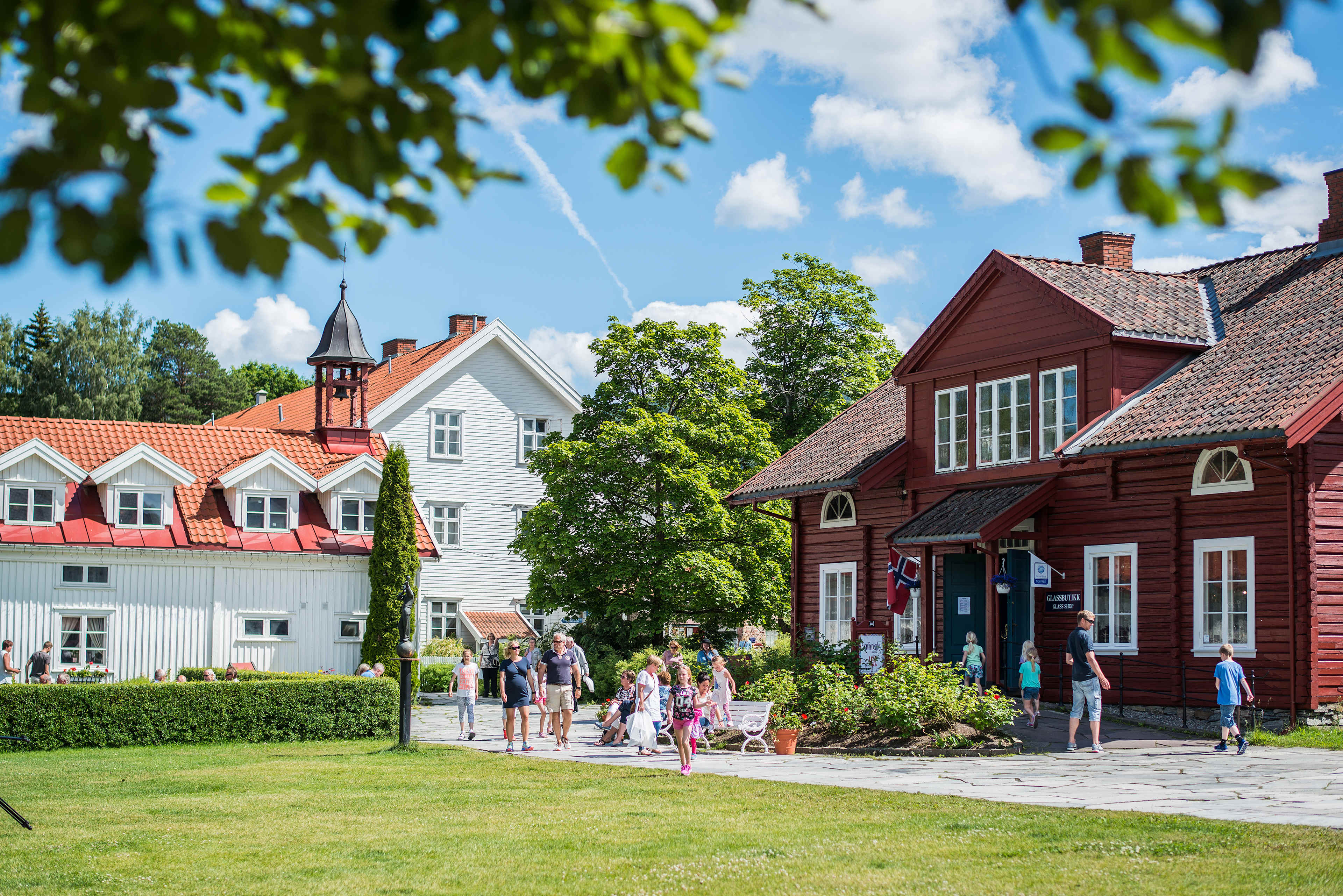 Hadeland Glassverk sett utenfra.