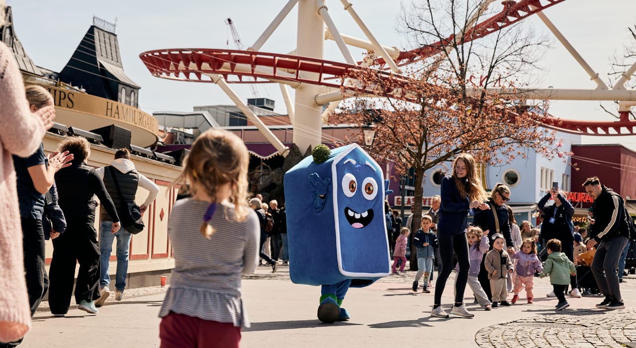 Barn och maskoten Obbe på Gröna Lund
