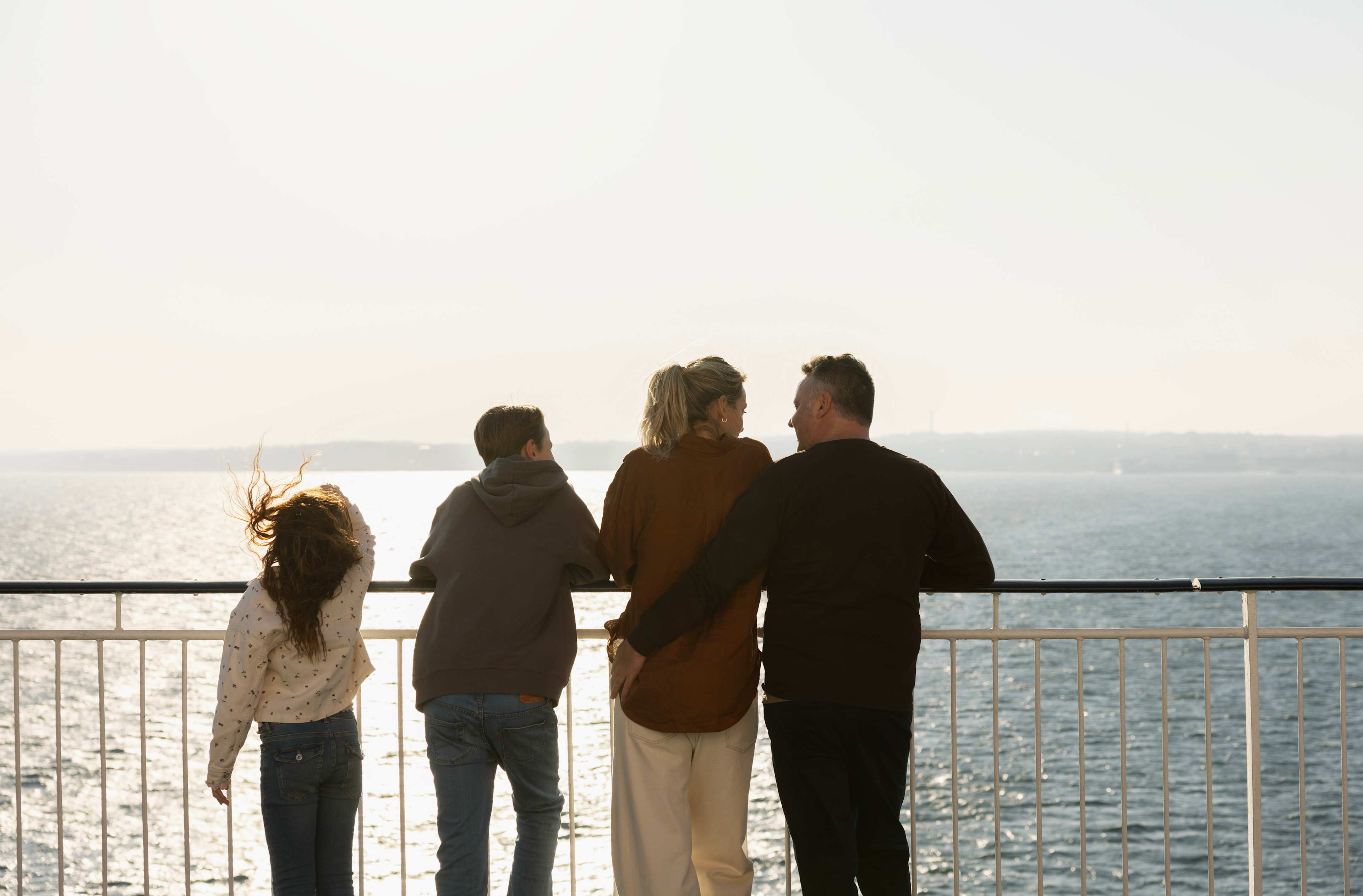 Familie på dekk om bord på Go Nordic Cruiseline. Mannen holder armen rundt kvinnen.