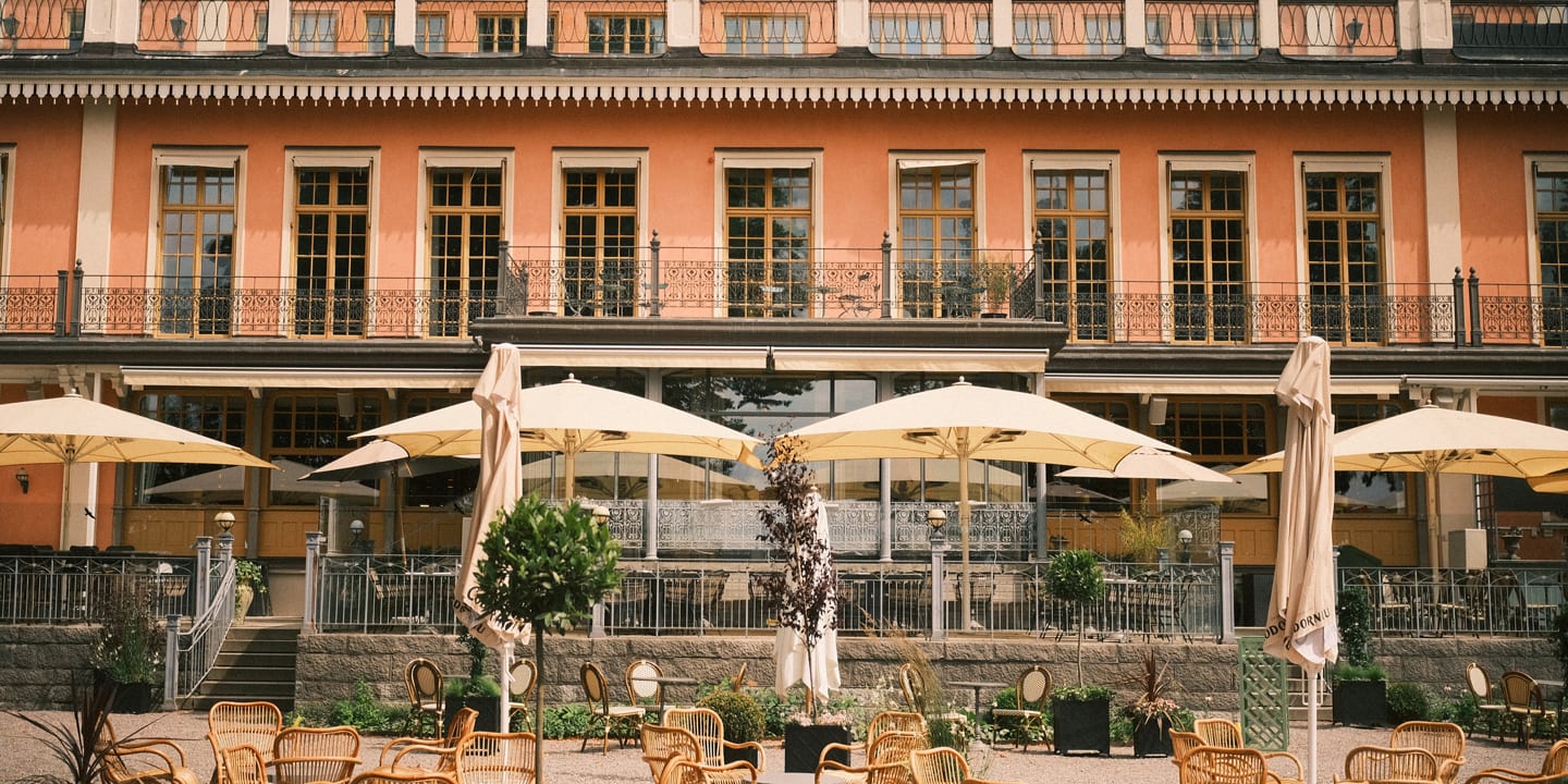 Utenfor Hasselbacken hotell ved terrasseområdet.