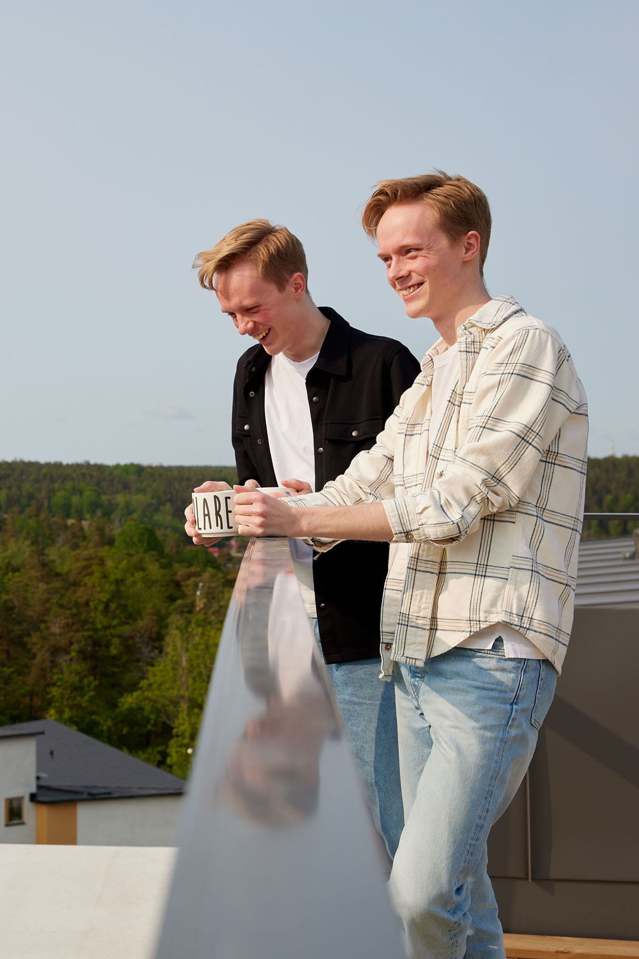 Tvillingarna Axel och Vilmer kollar utsikten från balkongen