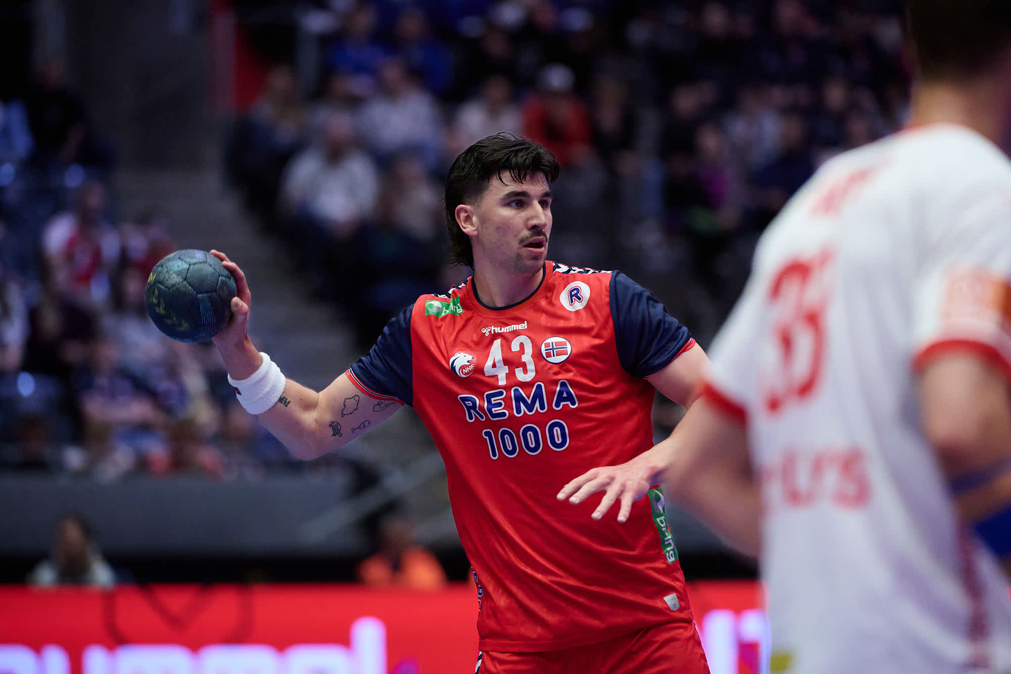 Simen Lyse i aksjon på håndballbanen for Norges herrelandslag. Foto er tatt av Kenneth McDowell.