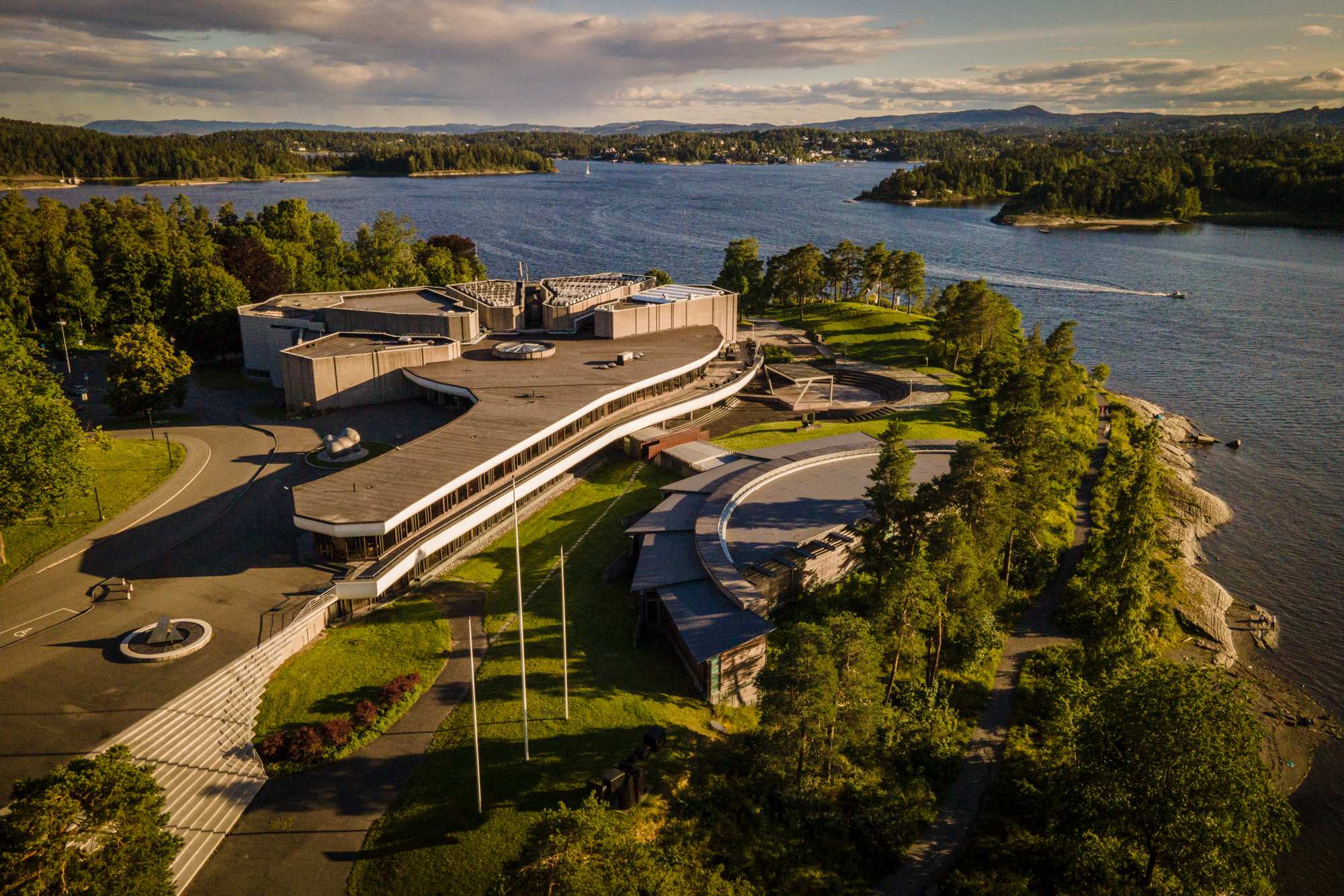 Et dronebilde av Henie Onstad Kultursenter - sett ovenfra.