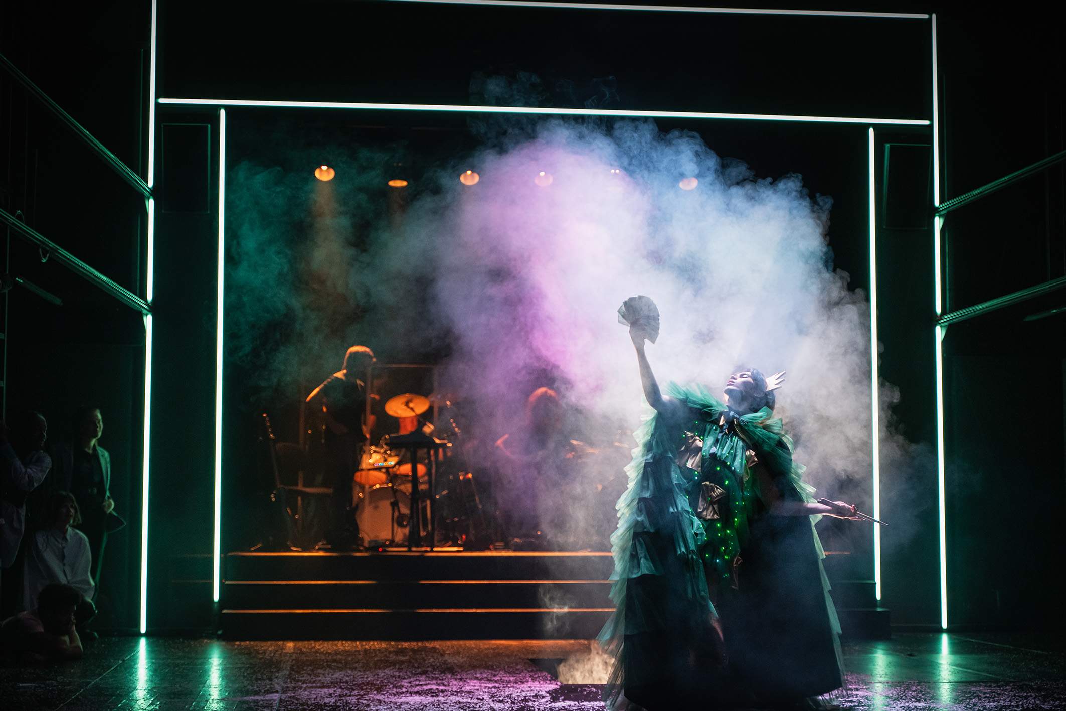 Foto av en av fremføringene av forestillingen Rent ved Trøndelag Teater.