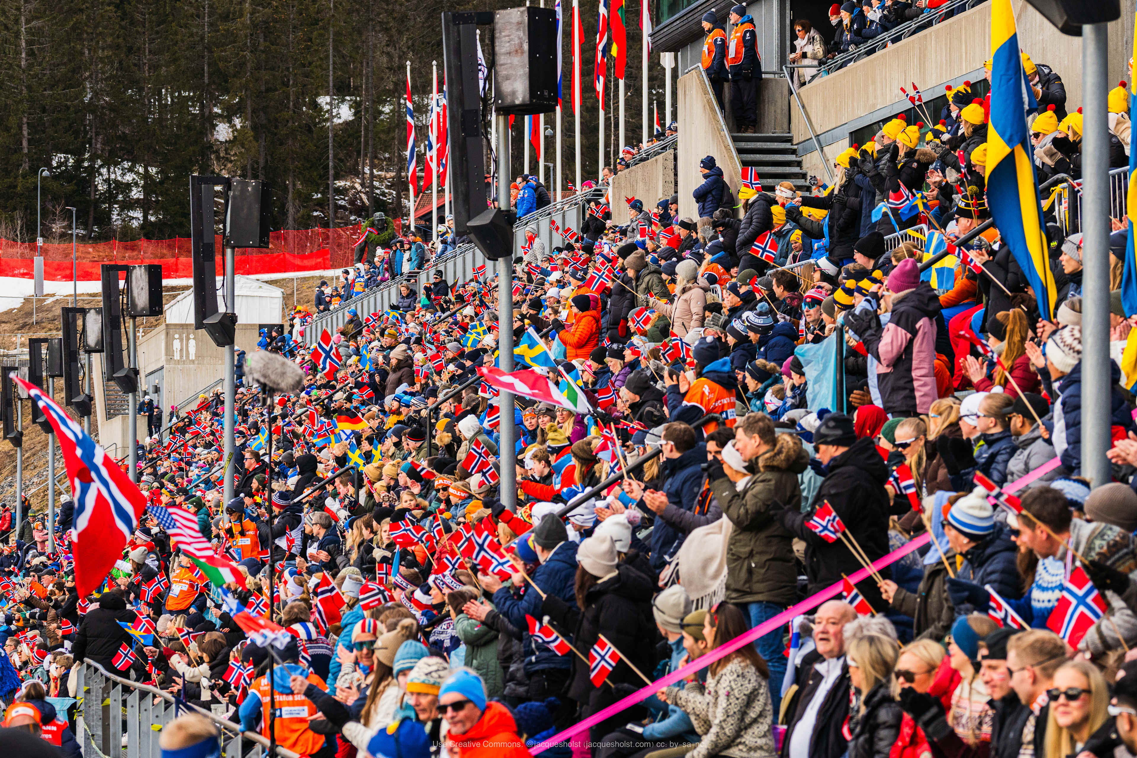 Publikum heier på de norske utøverne som er med på Holmenkollen Skifestival.