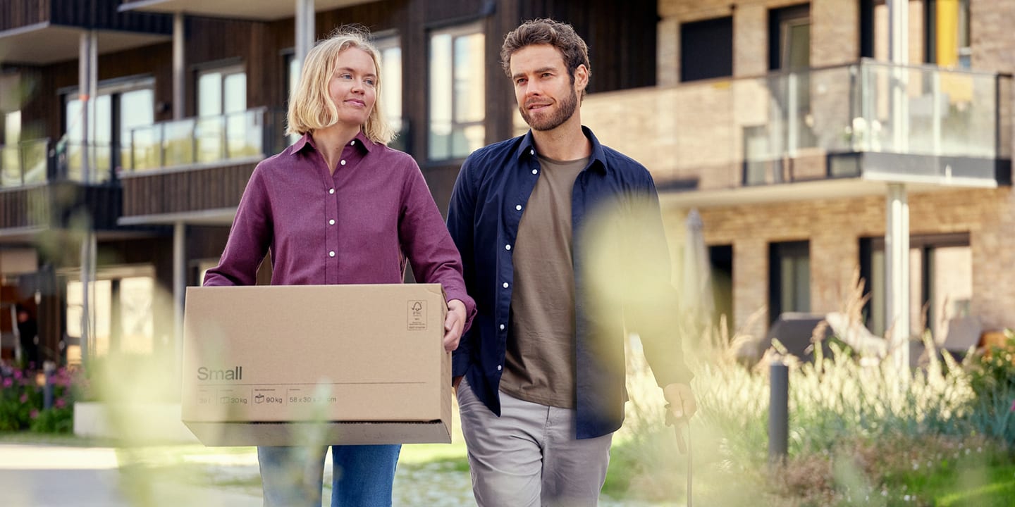 Mamma med barn utanför bostadshus