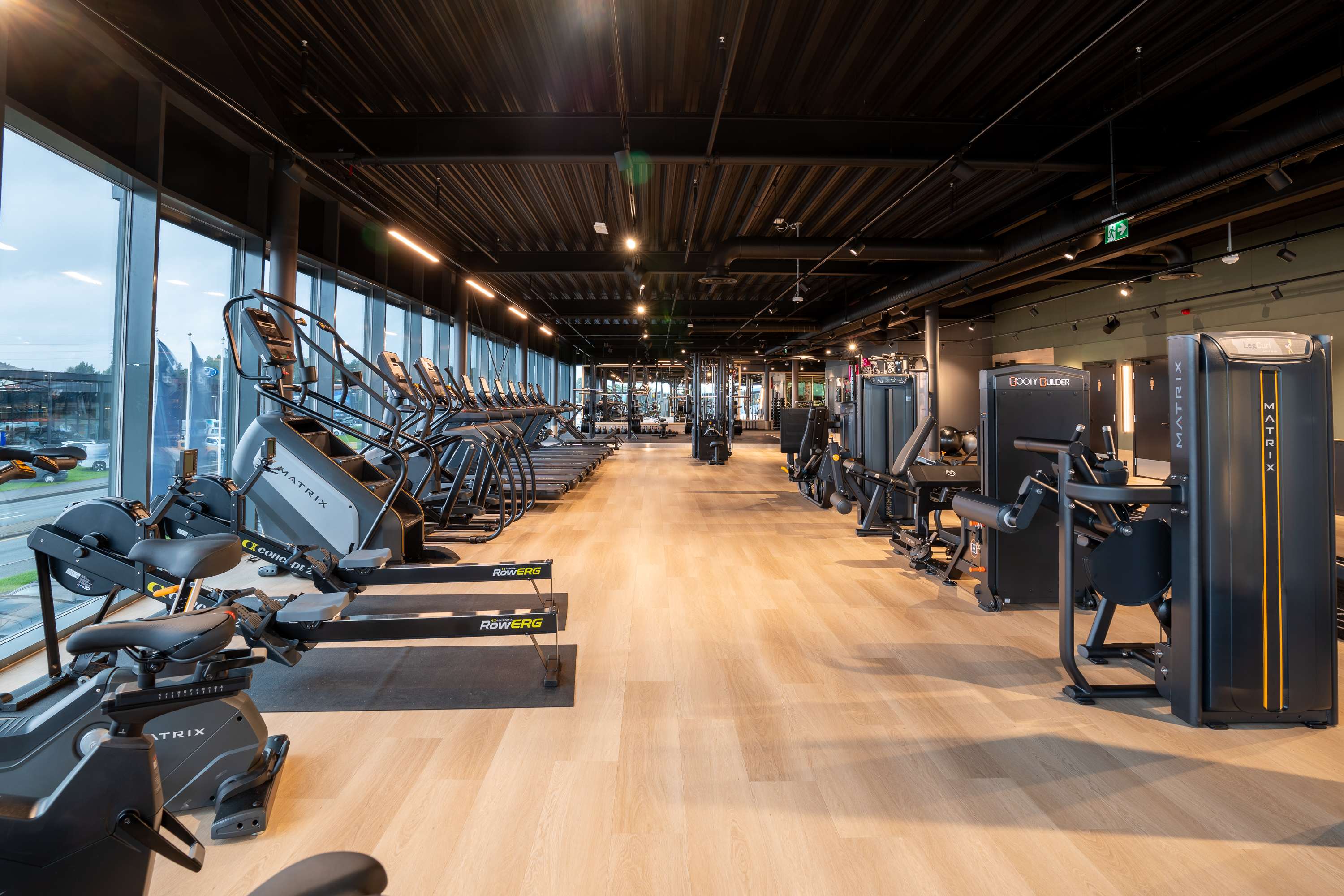 Du ser ulike apparater i EVOs treningssal.