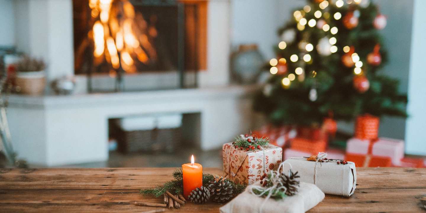 Öppen spis och tända ljus 