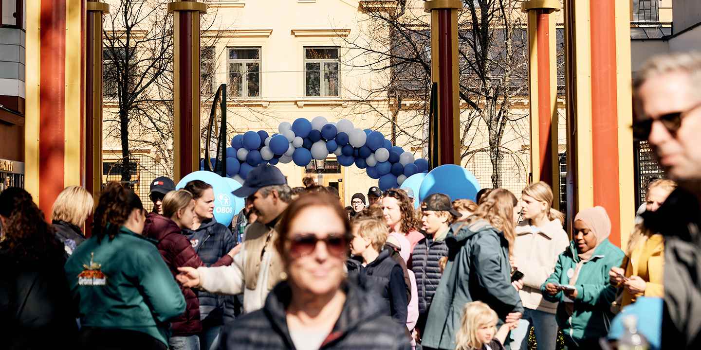 Massa människor i entrén