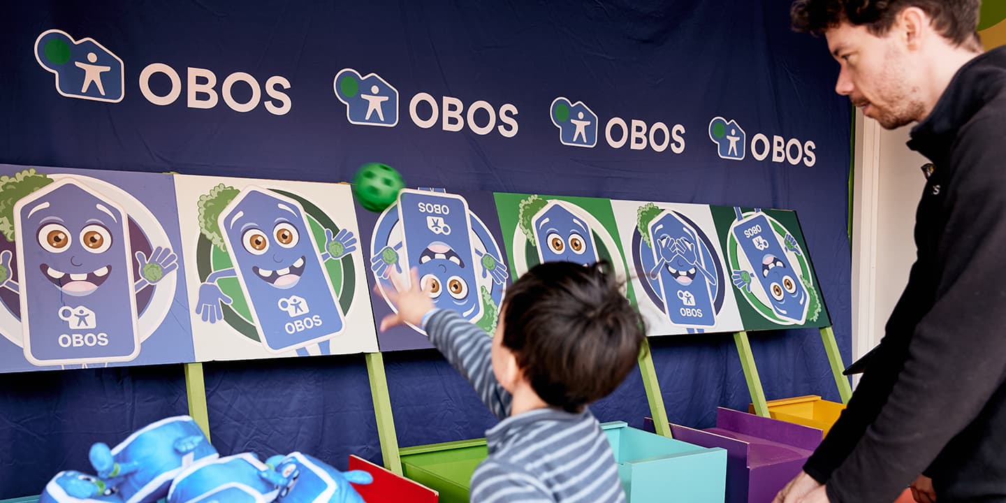 Barn som kastar boll i OBOS-spelet