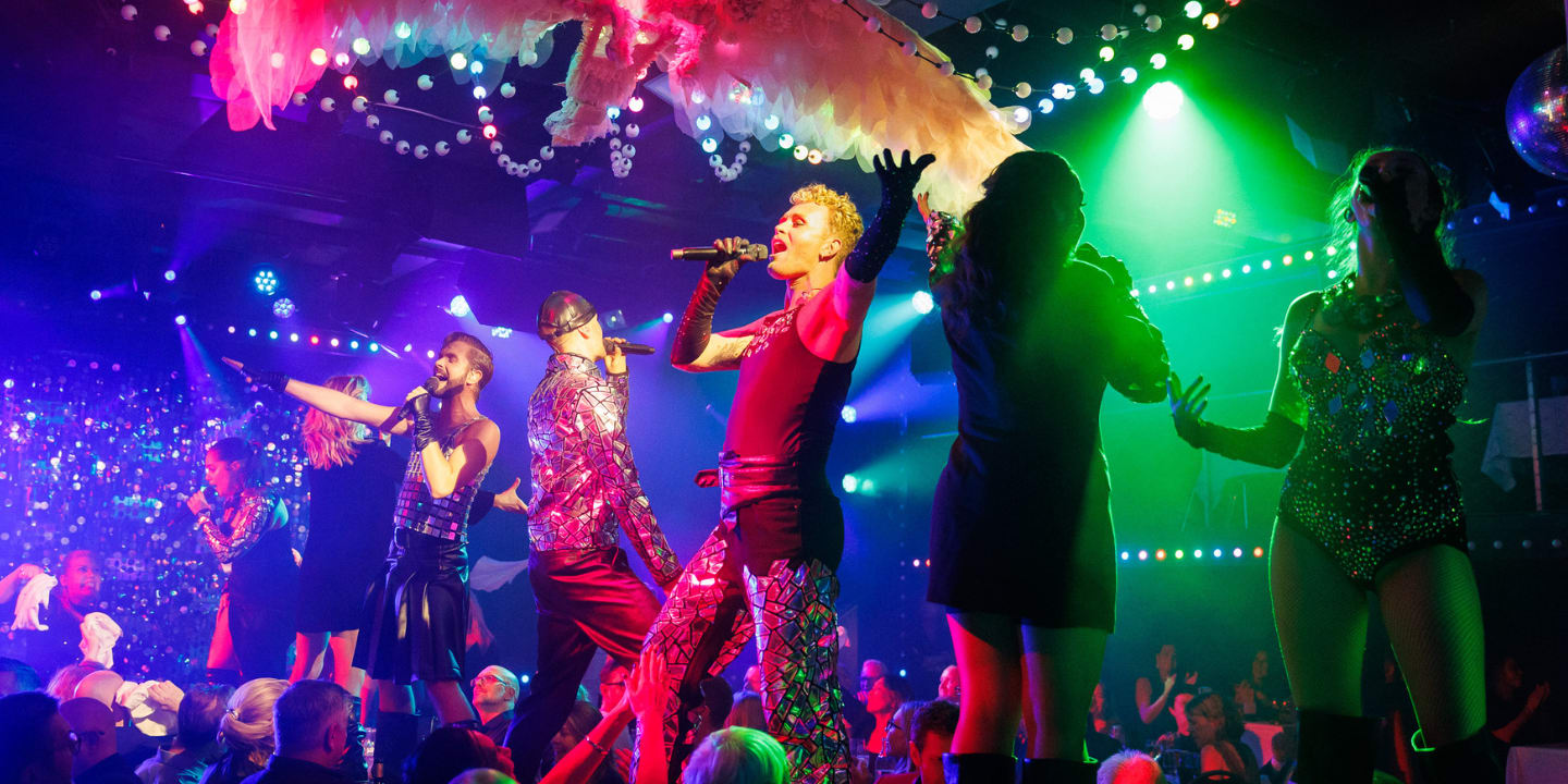 Artister opptrer på scenen på Wallmans i Stockholm.