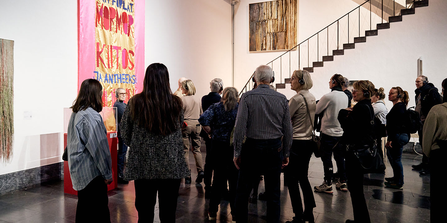 Medlemmar som går på guidad tur