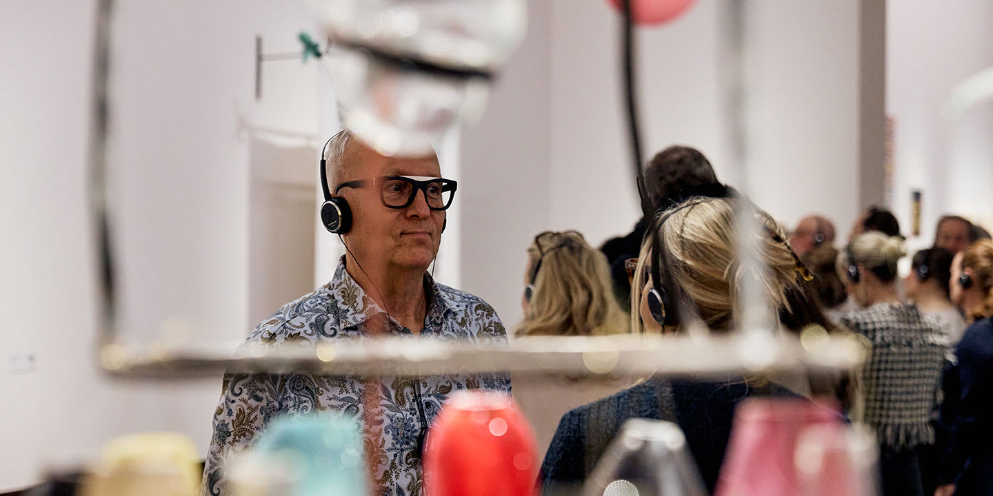 Man som pratar med en kvinna på utställningen