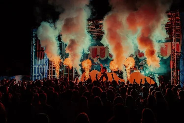 Publikumshav foran scenen på Spirefest. Det kommer flammer og røyk fra scenen.