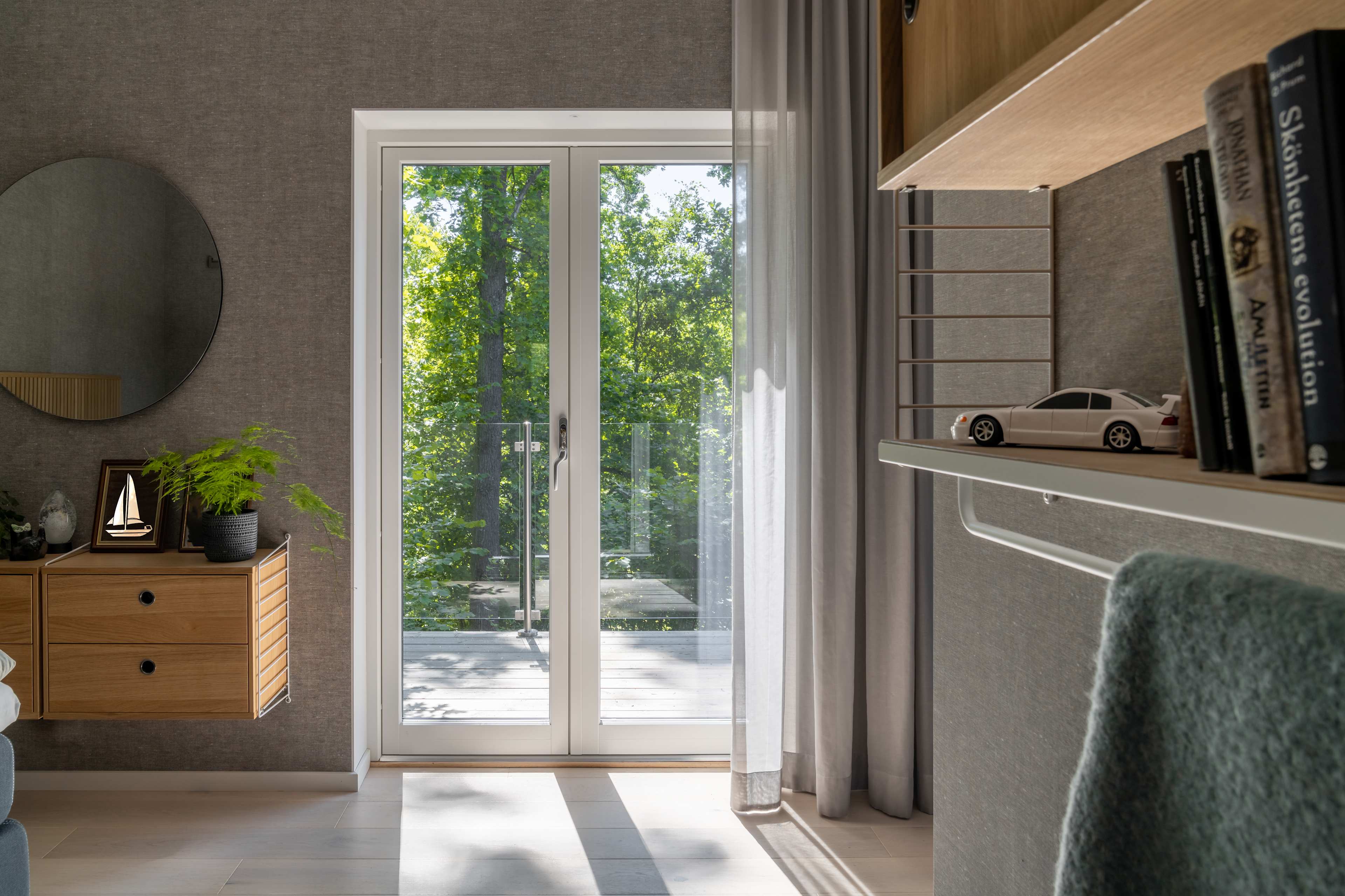 utsikt mot dörr till veranda 