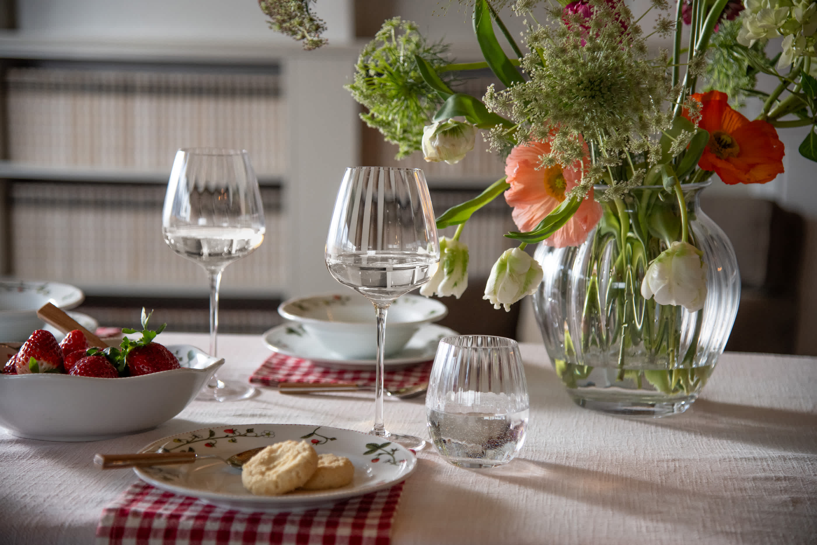 Et bilde av et pyntet bord med glass i Prestige-serien som er vist på Hver gang vi møtes på TV. Det er en blomstervase også med blomster i.