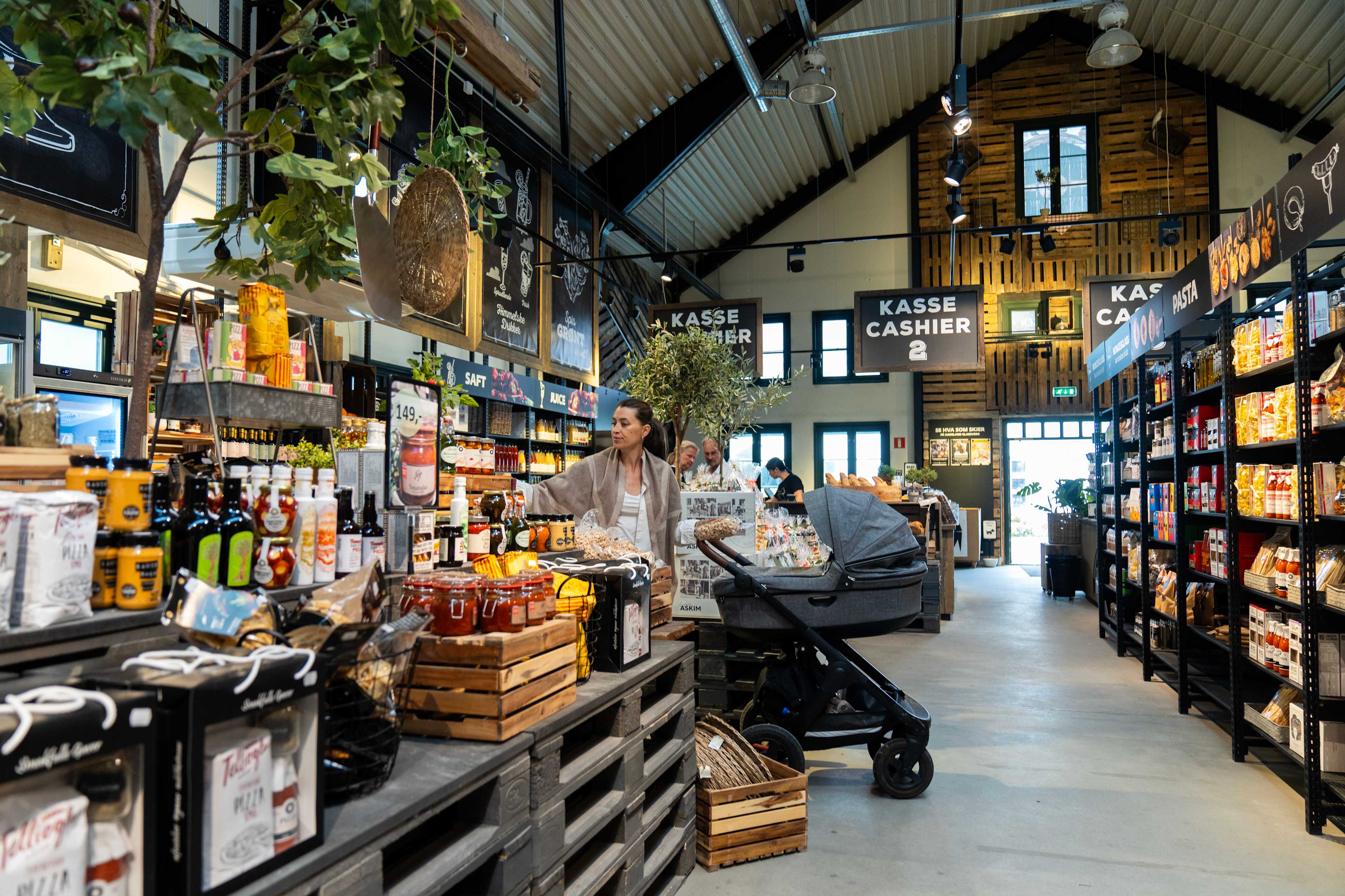 En dame med barnevogn er i butikken