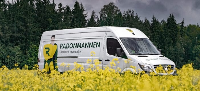 Varebil med Radonmannen-profilering