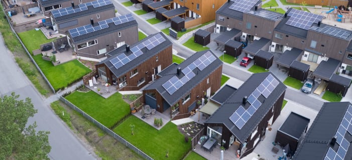 Rekker med hus med solceller på taket