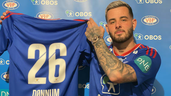Aron Dønnum holder opp Vålerenga-drakten sin med tallet 26.