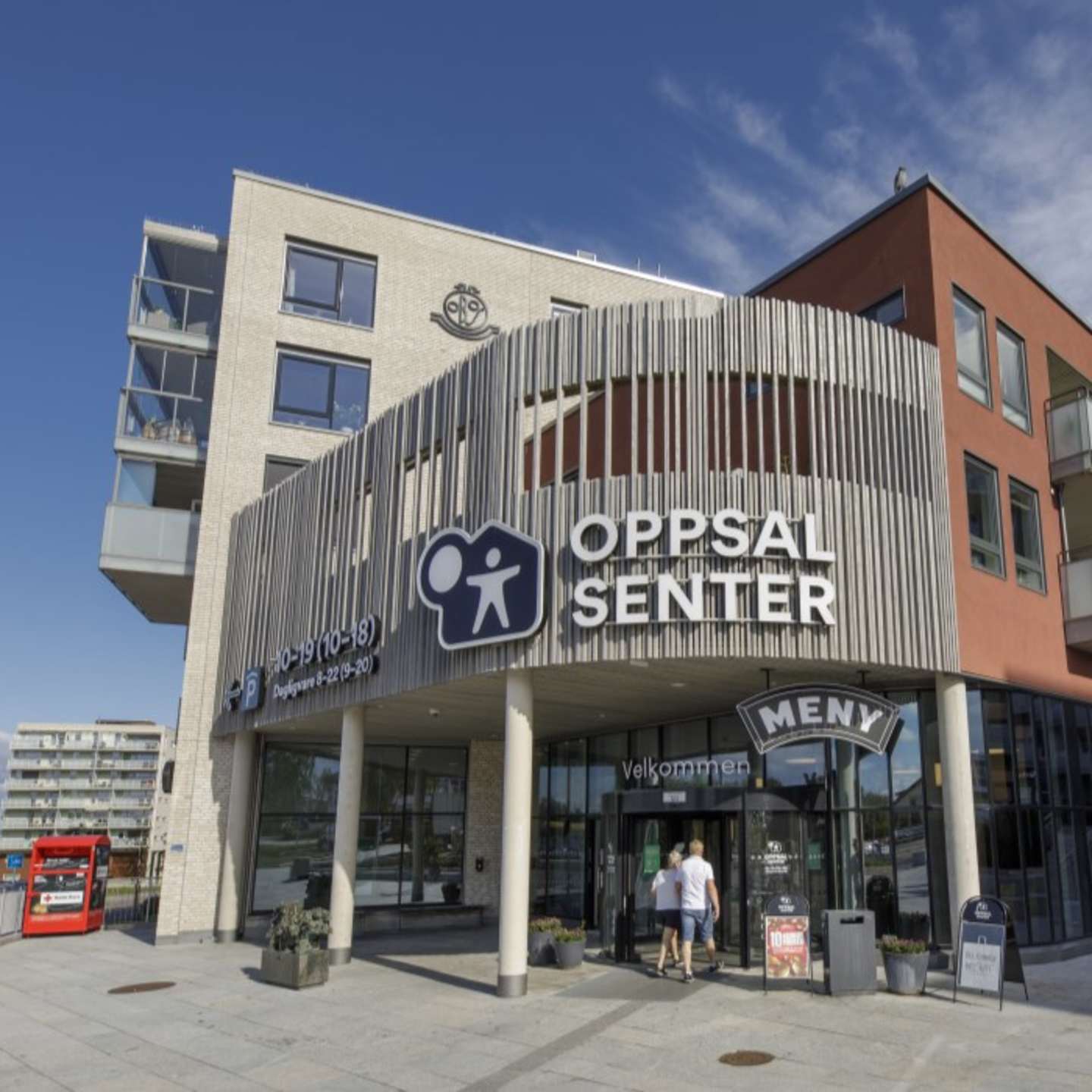 Oppsal Senter fasade hovedinngang. Foto.