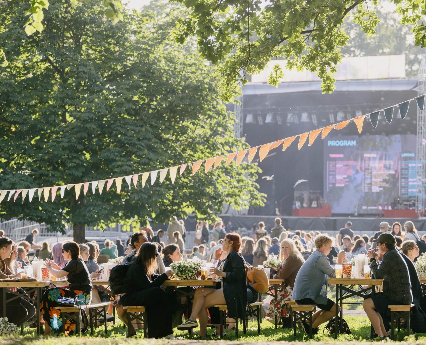 Publikum som koser seg foran senen på PiP-fest
