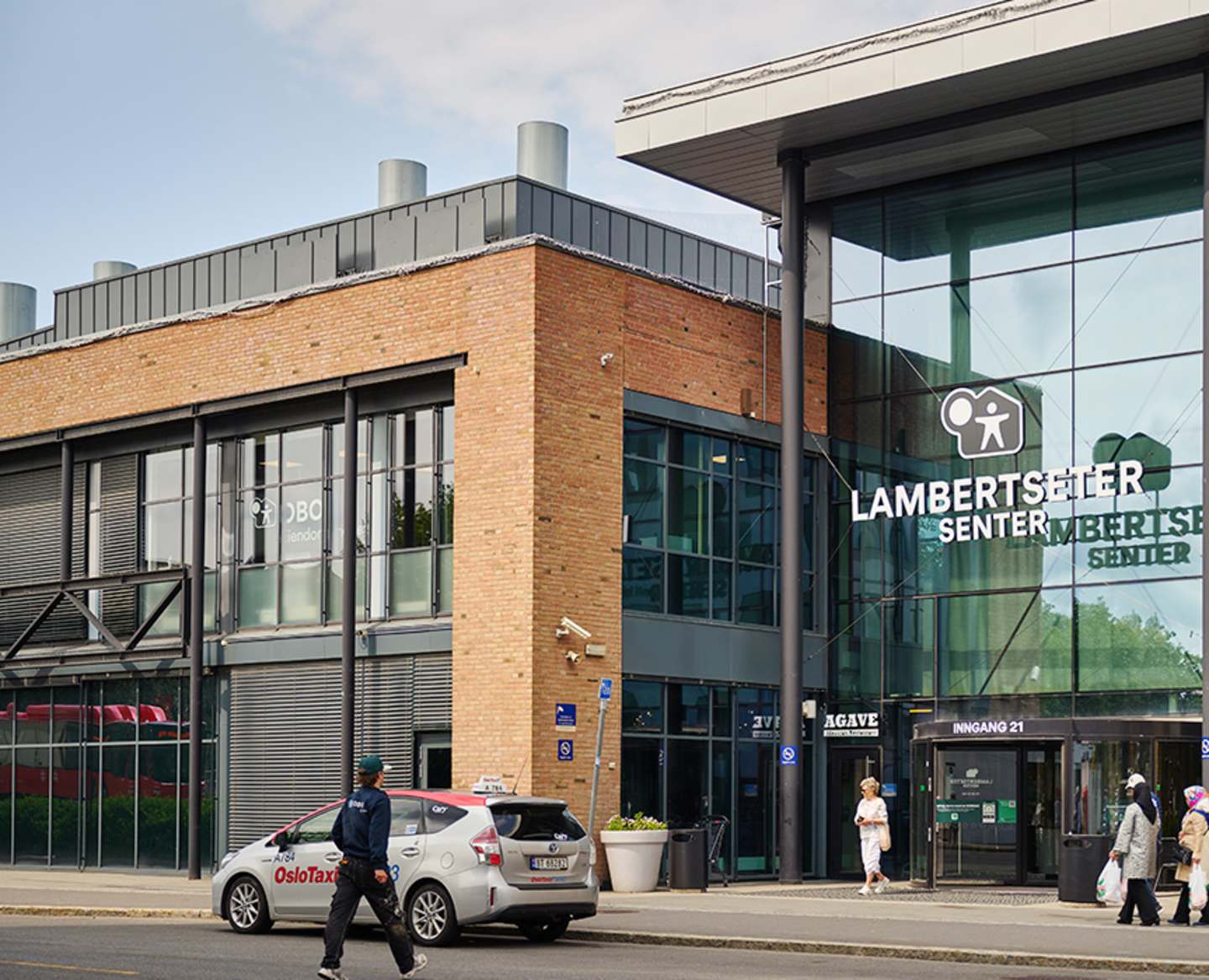 Foto av fasaden og inngangspartiet til Lambertseter Senter.